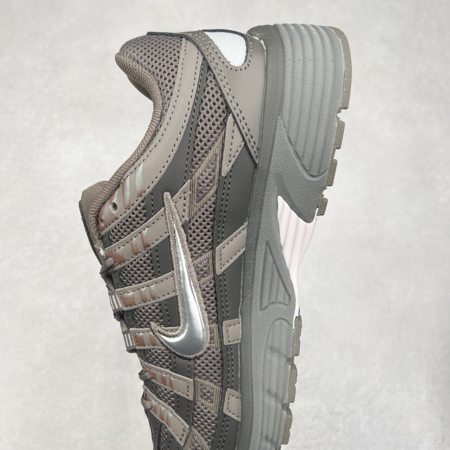 图片[7]-NK P-6000 系列低帮复古老爹风休闲运动舒适慢跑鞋 CD6404-202 融合 Pegasus 过往运动鞋设计 助力 21 世纪早期跑步运动跃升时尚新高度 采用透气网眼布、运动风格线条和耐穿覆面 兼具吸睛外观和舒适感受 中底泡绵以田径赛道为灵感 打造厚实设计 缔造出众缓震性能 尺码：36 36.5 37.5 38 38.5 39 40 40.5 41 42 42.5 43 44 44.5 45-选品中心