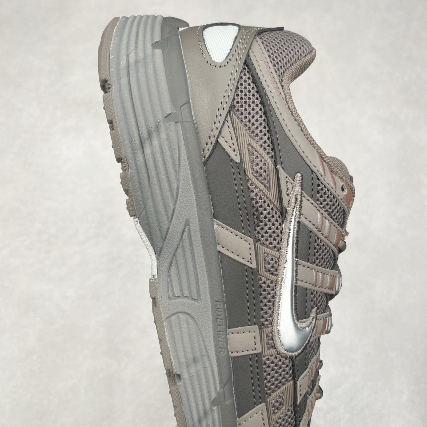 图片[6]-NK P-6000 系列低帮复古老爹风休闲运动舒适慢跑鞋 CD6404-202 融合 Pegasus 过往运动鞋设计 助力 21 世纪早期跑步运动跃升时尚新高度 采用透气网眼布、运动风格线条和耐穿覆面 兼具吸睛外观和舒适感受 中底泡绵以田径赛道为灵感 打造厚实设计 缔造出众缓震性能 尺码：36 36.5 37.5 38 38.5 39 40 40.5 41 42 42.5 43 44 44.5 45-选品中心