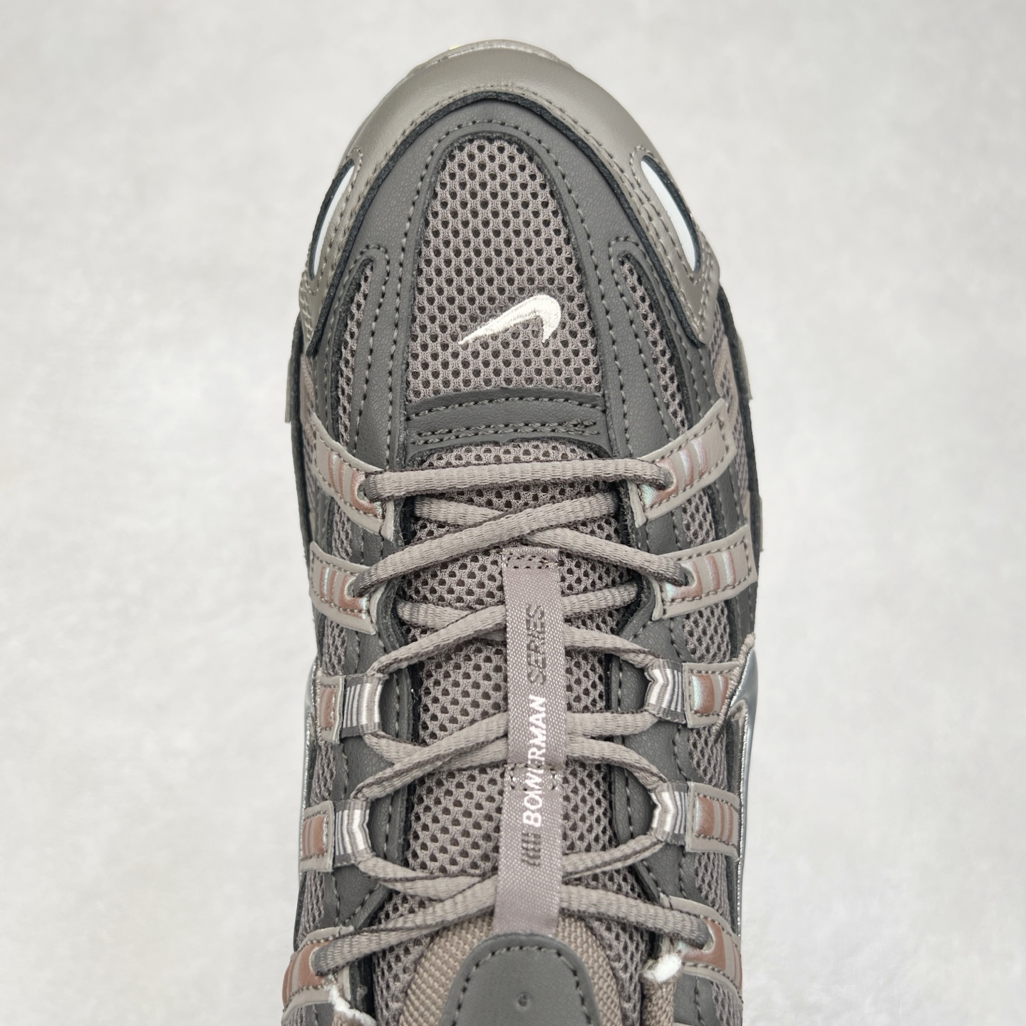 图片[4]-NK P-6000 系列低帮复古老爹风休闲运动舒适慢跑鞋 CD6404-202 融合 Pegasus 过往运动鞋设计 助力 21 世纪早期跑步运动跃升时尚新高度 采用透气网眼布、运动风格线条和耐穿覆面 兼具吸睛外观和舒适感受 中底泡绵以田径赛道为灵感 打造厚实设计 缔造出众缓震性能 尺码：36 36.5 37.5 38 38.5 39 40 40.5 41 42 42.5 43 44 44.5 45-选品中心