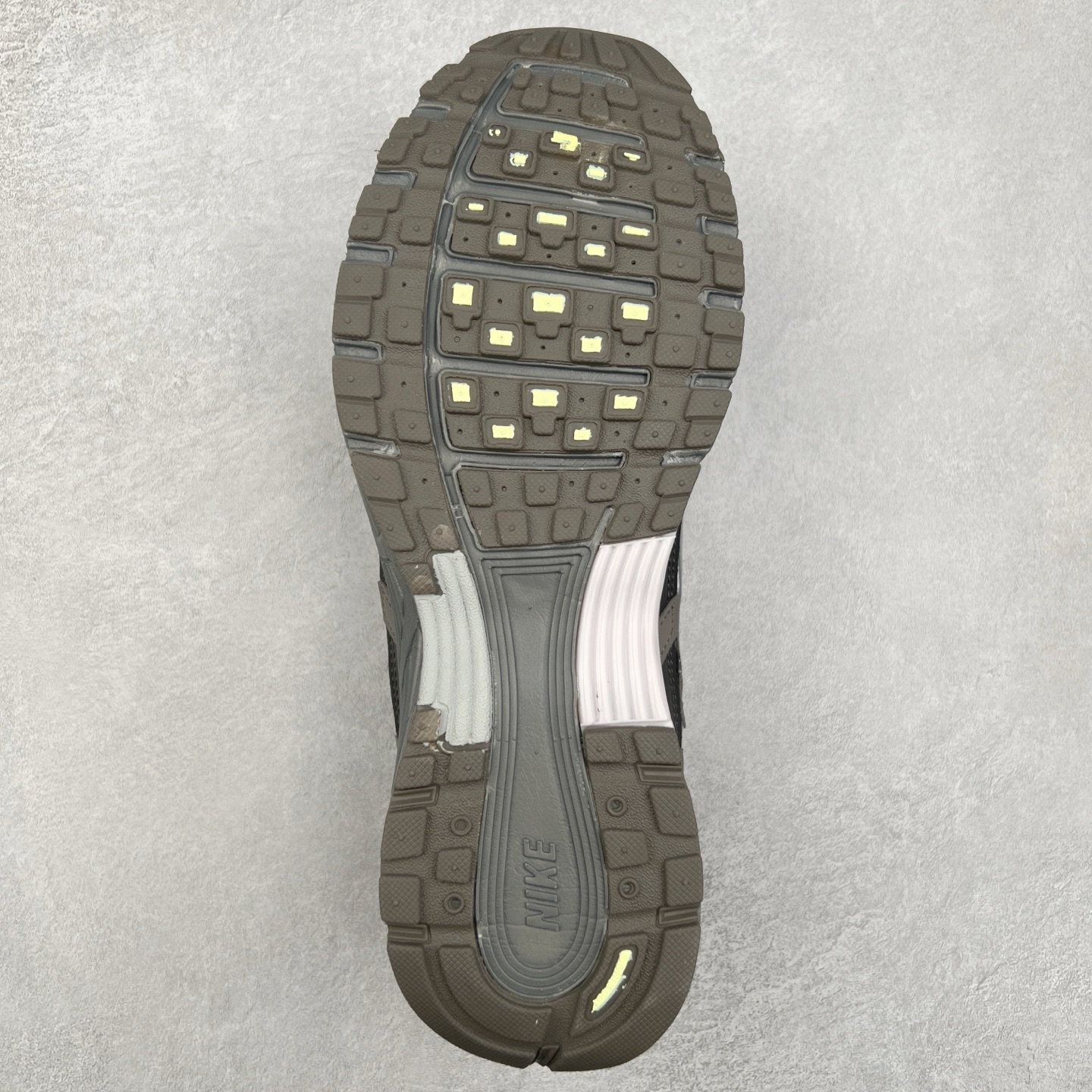 图片[9]-NK P-6000 系列低帮复古老爹风休闲运动舒适慢跑鞋 CD6404-202 融合 Pegasus 过往运动鞋设计 助力 21 世纪早期跑步运动跃升时尚新高度 采用透气网眼布、运动风格线条和耐穿覆面 兼具吸睛外观和舒适感受 中底泡绵以田径赛道为灵感 打造厚实设计 缔造出众缓震性能 尺码：36 36.5 37.5 38 38.5 39 40 40.5 41 42 42.5 43 44 44.5 45-选品中心