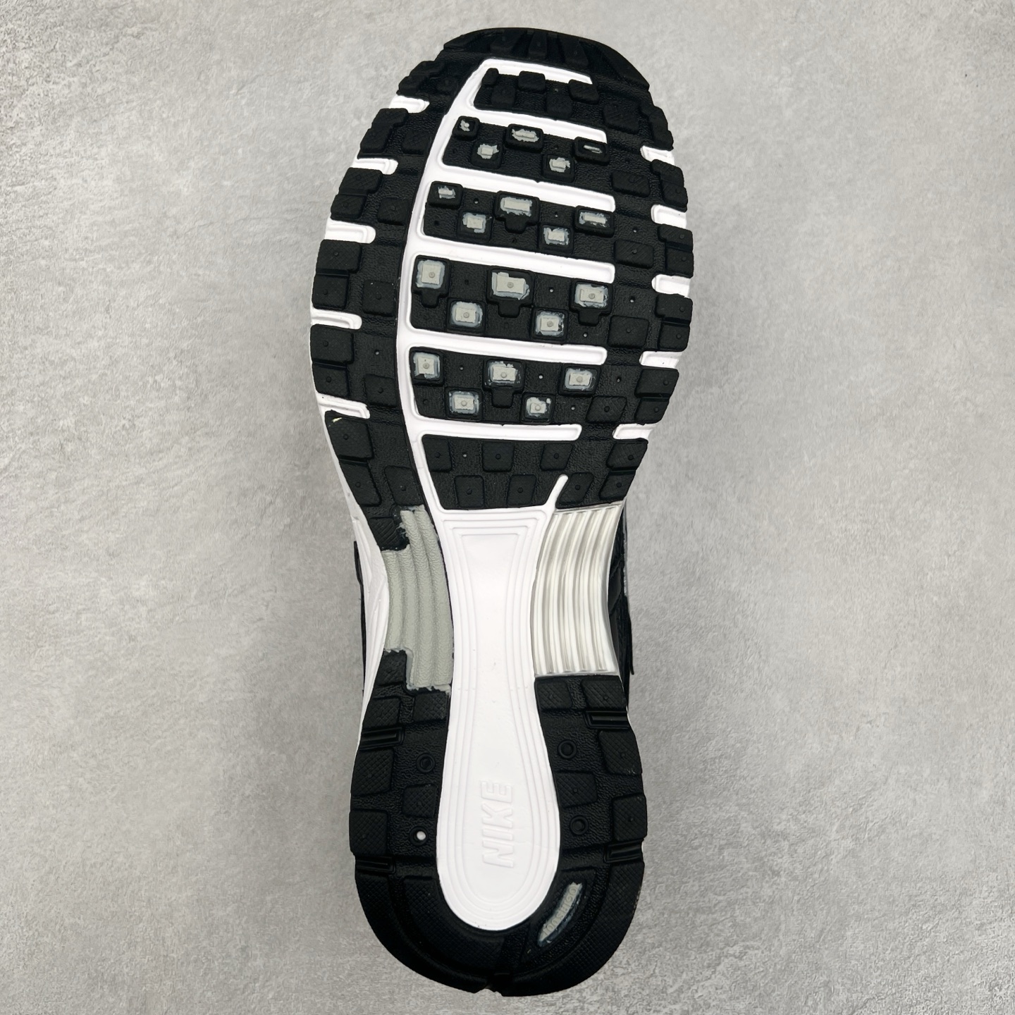 图片[9]-NK P-6000 系列低帮复古老爹风休闲运动舒适慢跑鞋 CD6404-026 融合 Pegasus 过往运动鞋设计 助力 21 世纪早期跑步运动跃升时尚新高度 采用透气网眼布、运动风格线条和耐穿覆面 兼具吸睛外观和舒适感受 中底泡绵以田径赛道为灵感 打造厚实设计 缔造出众缓震性能 尺码：36 36.5 37.5 38 38.5 39 40 40.5 41 42 42.5 43 44 44.5 45-选品中心