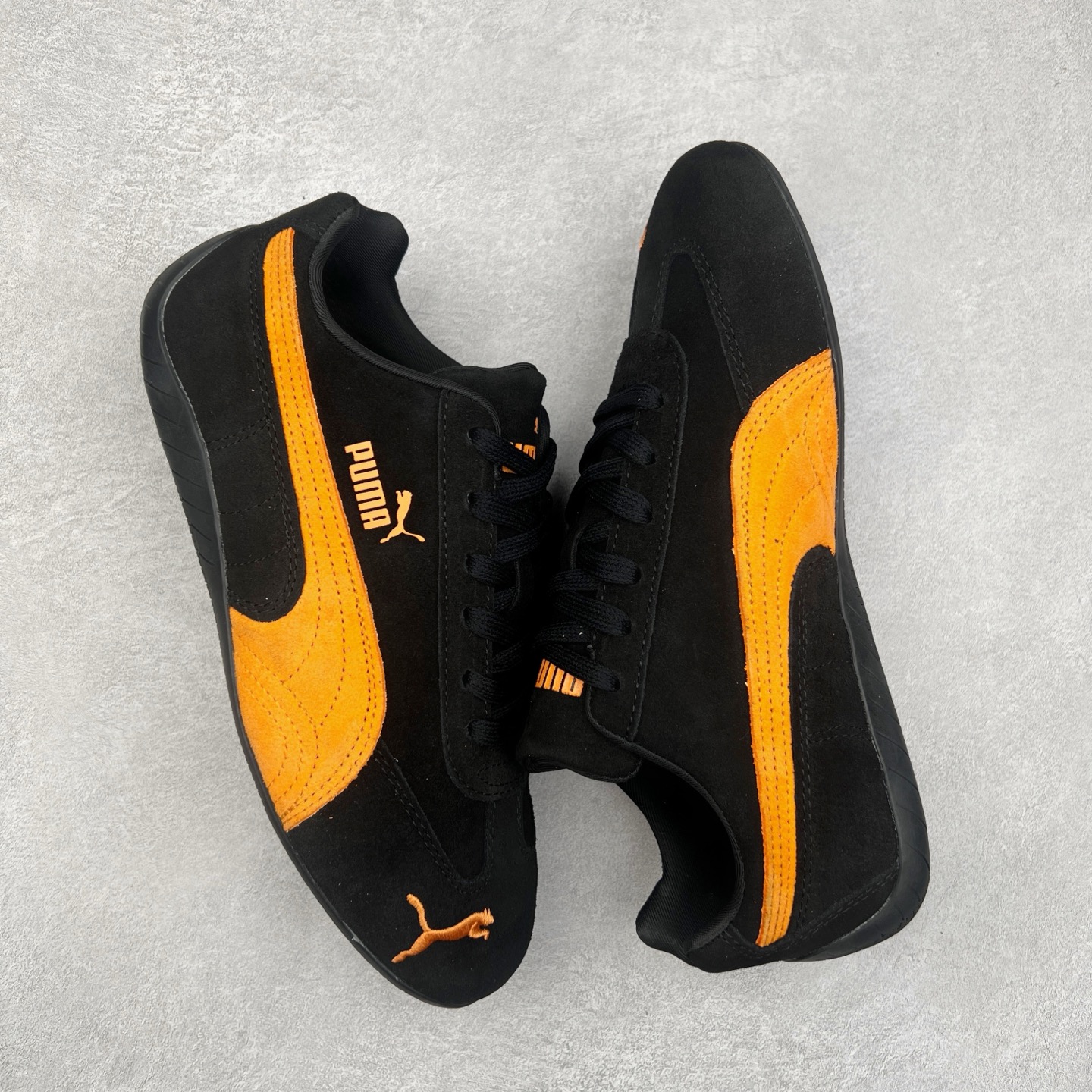 图片[3]-＃TG特价福利 PUMA Speedca OG 彪马极速赛车系列低帮德训风拼接复古百搭休闲运动赛车鞋 鞋款从80、90年代赛车手所穿的防火赛车鞋为原型，鞋身线条模仿了赛车的流线廓形，体现了空气动力学原理的结构。简约流畅的外观，恰好又和贯穿其中的Formstrip Logo融合恰到好处，视觉上细节丰富且协调。本次Speedcat OG鞋款归来，最大看点自然式保留了窄版鞋型以及薄底构造。这两年各品牌鞋底越做越厚，Speedcat反其道而行之，上脚几乎无鞋底的效果带来耳目一新的视觉体验。鞋面依旧是以质感细腻的麂皮材质打造，并且大面积近乎全包裹的使用，复古味道也愈发浓烈。配色上更是将最原始的黑色和红色带回，向F1赛车队的标志性队服致敬。相信让各位一眼种草的更多是出挑的大红色，上脚即可瞬间点亮整体造型，在以球鞋为核心的OOTD中脱颖而出。而另一款黑色则是低调的万金油，彰显新潮个性的同时又不喧宾夺主，也是热爱简约系穿搭朋友的首选。 尺码：35.5 36 37 37.5 38 38.5 39 40 40.5 41 42 42.5 43 44 44.5 45-选品中心