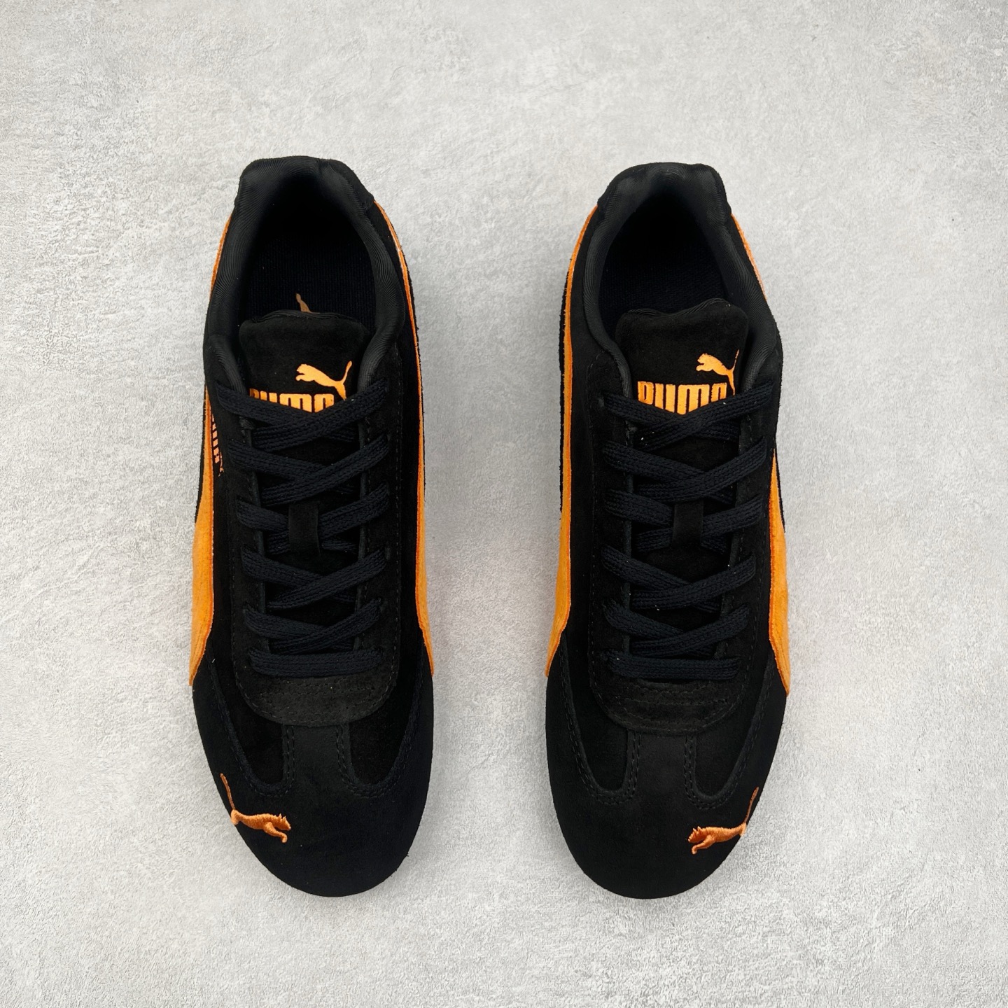 图片[2]-＃TG特价福利 PUMA Speedca OG 彪马极速赛车系列低帮德训风拼接复古百搭休闲运动赛车鞋 鞋款从80、90年代赛车手所穿的防火赛车鞋为原型，鞋身线条模仿了赛车的流线廓形，体现了空气动力学原理的结构。简约流畅的外观，恰好又和贯穿其中的Formstrip Logo融合恰到好处，视觉上细节丰富且协调。本次Speedcat OG鞋款归来，最大看点自然式保留了窄版鞋型以及薄底构造。这两年各品牌鞋底越做越厚，Speedcat反其道而行之，上脚几乎无鞋底的效果带来耳目一新的视觉体验。鞋面依旧是以质感细腻的麂皮材质打造，并且大面积近乎全包裹的使用，复古味道也愈发浓烈。配色上更是将最原始的黑色和红色带回，向F1赛车队的标志性队服致敬。相信让各位一眼种草的更多是出挑的大红色，上脚即可瞬间点亮整体造型，在以球鞋为核心的OOTD中脱颖而出。而另一款黑色则是低调的万金油，彰显新潮个性的同时又不喧宾夺主，也是热爱简约系穿搭朋友的首选。 尺码：35.5 36 37 37.5 38 38.5 39 40 40.5 41 42 42.5 43 44 44.5 45-选品中心