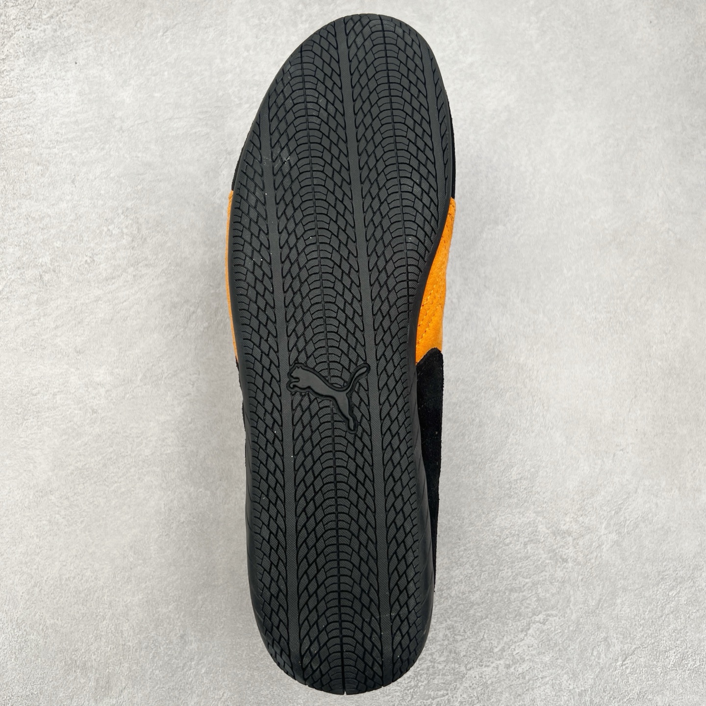 图片[9]-＃TG特价福利 PUMA Speedca OG 彪马极速赛车系列低帮德训风拼接复古百搭休闲运动赛车鞋 鞋款从80、90年代赛车手所穿的防火赛车鞋为原型，鞋身线条模仿了赛车的流线廓形，体现了空气动力学原理的结构。简约流畅的外观，恰好又和贯穿其中的Formstrip Logo融合恰到好处，视觉上细节丰富且协调。本次Speedcat OG鞋款归来，最大看点自然式保留了窄版鞋型以及薄底构造。这两年各品牌鞋底越做越厚，Speedcat反其道而行之，上脚几乎无鞋底的效果带来耳目一新的视觉体验。鞋面依旧是以质感细腻的麂皮材质打造，并且大面积近乎全包裹的使用，复古味道也愈发浓烈。配色上更是将最原始的黑色和红色带回，向F1赛车队的标志性队服致敬。相信让各位一眼种草的更多是出挑的大红色，上脚即可瞬间点亮整体造型，在以球鞋为核心的OOTD中脱颖而出。而另一款黑色则是低调的万金油，彰显新潮个性的同时又不喧宾夺主，也是热爱简约系穿搭朋友的首选。 尺码：35.5 36 37 37.5 38 38.5 39 40 40.5 41 42 42.5 43 44 44.5 45-选品中心