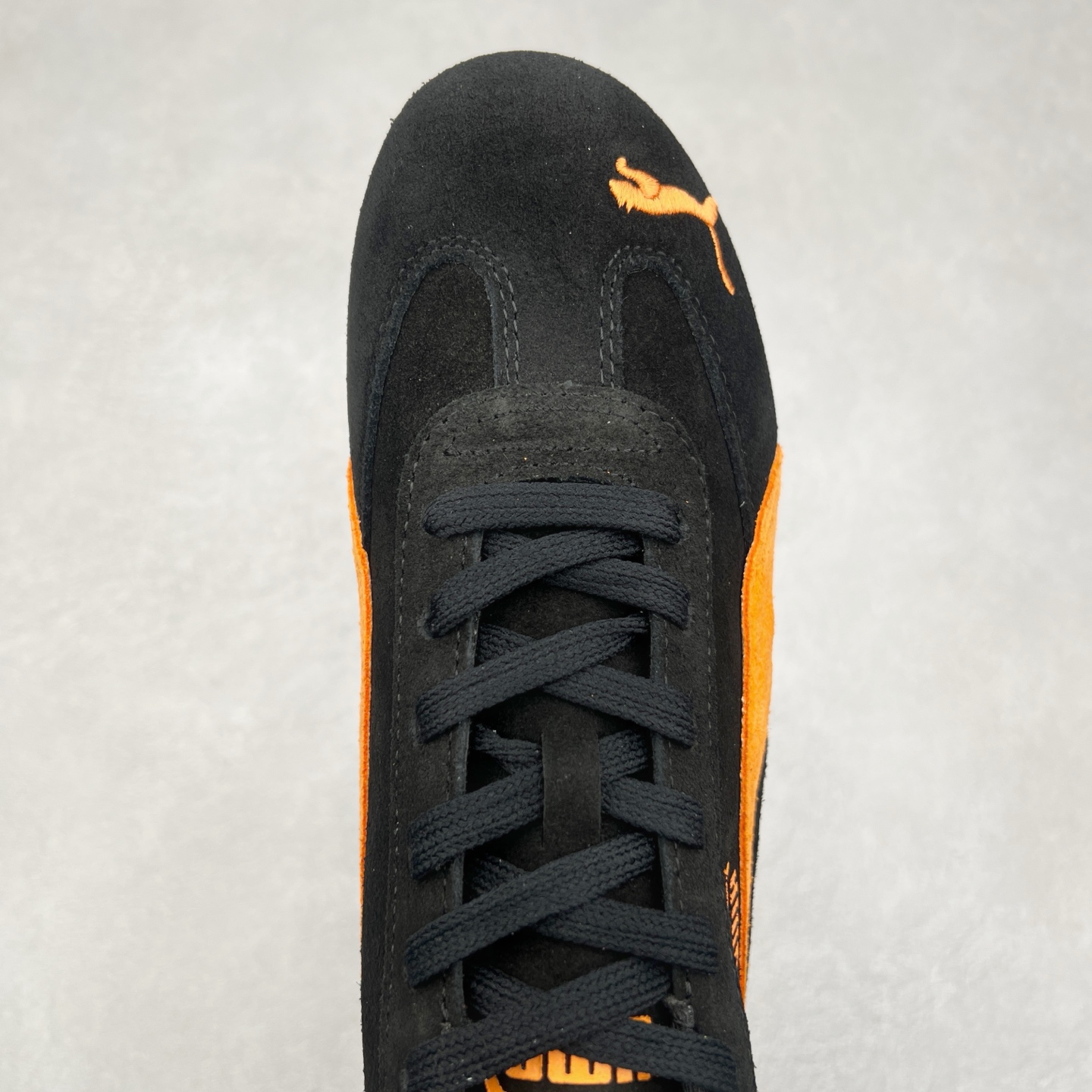 图片[4]-＃TG特价福利 PUMA Speedca OG 彪马极速赛车系列低帮德训风拼接复古百搭休闲运动赛车鞋 鞋款从80、90年代赛车手所穿的防火赛车鞋为原型，鞋身线条模仿了赛车的流线廓形，体现了空气动力学原理的结构。简约流畅的外观，恰好又和贯穿其中的Formstrip Logo融合恰到好处，视觉上细节丰富且协调。本次Speedcat OG鞋款归来，最大看点自然式保留了窄版鞋型以及薄底构造。这两年各品牌鞋底越做越厚，Speedcat反其道而行之，上脚几乎无鞋底的效果带来耳目一新的视觉体验。鞋面依旧是以质感细腻的麂皮材质打造，并且大面积近乎全包裹的使用，复古味道也愈发浓烈。配色上更是将最原始的黑色和红色带回，向F1赛车队的标志性队服致敬。相信让各位一眼种草的更多是出挑的大红色，上脚即可瞬间点亮整体造型，在以球鞋为核心的OOTD中脱颖而出。而另一款黑色则是低调的万金油，彰显新潮个性的同时又不喧宾夺主，也是热爱简约系穿搭朋友的首选。 尺码：35.5 36 37 37.5 38 38.5 39 40 40.5 41 42 42.5 43 44 44.5 45-选品中心