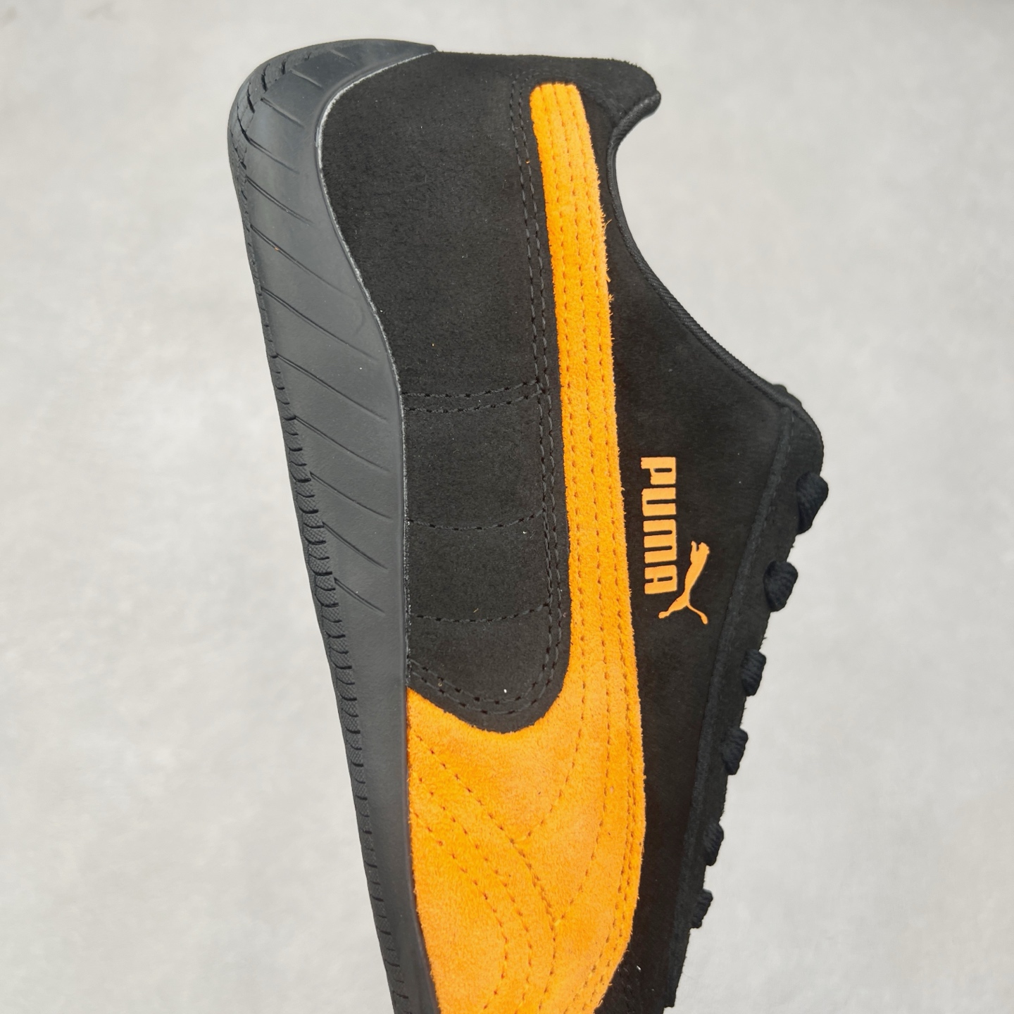 图片[6]-＃TG特价福利 PUMA Speedca OG 彪马极速赛车系列低帮德训风拼接复古百搭休闲运动赛车鞋 鞋款从80、90年代赛车手所穿的防火赛车鞋为原型，鞋身线条模仿了赛车的流线廓形，体现了空气动力学原理的结构。简约流畅的外观，恰好又和贯穿其中的Formstrip Logo融合恰到好处，视觉上细节丰富且协调。本次Speedcat OG鞋款归来，最大看点自然式保留了窄版鞋型以及薄底构造。这两年各品牌鞋底越做越厚，Speedcat反其道而行之，上脚几乎无鞋底的效果带来耳目一新的视觉体验。鞋面依旧是以质感细腻的麂皮材质打造，并且大面积近乎全包裹的使用，复古味道也愈发浓烈。配色上更是将最原始的黑色和红色带回，向F1赛车队的标志性队服致敬。相信让各位一眼种草的更多是出挑的大红色，上脚即可瞬间点亮整体造型，在以球鞋为核心的OOTD中脱颖而出。而另一款黑色则是低调的万金油，彰显新潮个性的同时又不喧宾夺主，也是热爱简约系穿搭朋友的首选。 尺码：35.5 36 37 37.5 38 38.5 39 40 40.5 41 42 42.5 43 44 44.5 45-选品中心