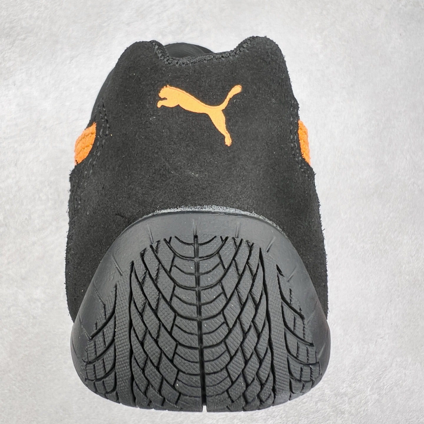 图片[8]-＃TG特价福利 PUMA Speedca OG 彪马极速赛车系列低帮德训风拼接复古百搭休闲运动赛车鞋 鞋款从80、90年代赛车手所穿的防火赛车鞋为原型，鞋身线条模仿了赛车的流线廓形，体现了空气动力学原理的结构。简约流畅的外观，恰好又和贯穿其中的Formstrip Logo融合恰到好处，视觉上细节丰富且协调。本次Speedcat OG鞋款归来，最大看点自然式保留了窄版鞋型以及薄底构造。这两年各品牌鞋底越做越厚，Speedcat反其道而行之，上脚几乎无鞋底的效果带来耳目一新的视觉体验。鞋面依旧是以质感细腻的麂皮材质打造，并且大面积近乎全包裹的使用，复古味道也愈发浓烈。配色上更是将最原始的黑色和红色带回，向F1赛车队的标志性队服致敬。相信让各位一眼种草的更多是出挑的大红色，上脚即可瞬间点亮整体造型，在以球鞋为核心的OOTD中脱颖而出。而另一款黑色则是低调的万金油，彰显新潮个性的同时又不喧宾夺主，也是热爱简约系穿搭朋友的首选。 尺码：35.5 36 37 37.5 38 38.5 39 40 40.5 41 42 42.5 43 44 44.5 45-选品中心