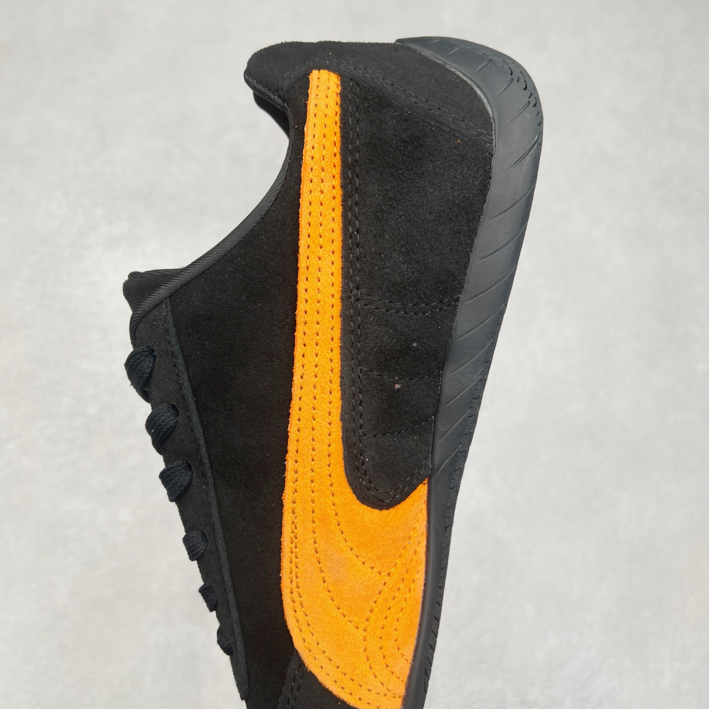 图片[7]-＃TG特价福利 PUMA Speedca OG 彪马极速赛车系列低帮德训风拼接复古百搭休闲运动赛车鞋 鞋款从80、90年代赛车手所穿的防火赛车鞋为原型，鞋身线条模仿了赛车的流线廓形，体现了空气动力学原理的结构。简约流畅的外观，恰好又和贯穿其中的Formstrip Logo融合恰到好处，视觉上细节丰富且协调。本次Speedcat OG鞋款归来，最大看点自然式保留了窄版鞋型以及薄底构造。这两年各品牌鞋底越做越厚，Speedcat反其道而行之，上脚几乎无鞋底的效果带来耳目一新的视觉体验。鞋面依旧是以质感细腻的麂皮材质打造，并且大面积近乎全包裹的使用，复古味道也愈发浓烈。配色上更是将最原始的黑色和红色带回，向F1赛车队的标志性队服致敬。相信让各位一眼种草的更多是出挑的大红色，上脚即可瞬间点亮整体造型，在以球鞋为核心的OOTD中脱颖而出。而另一款黑色则是低调的万金油，彰显新潮个性的同时又不喧宾夺主，也是热爱简约系穿搭朋友的首选。 尺码：35.5 36 37 37.5 38 38.5 39 40 40.5 41 42 42.5 43 44 44.5 45-选品中心