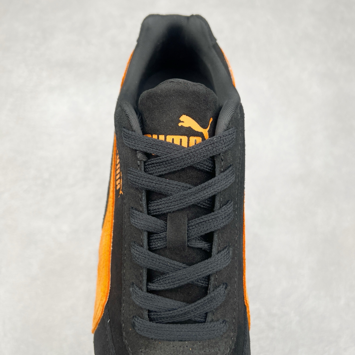 图片[5]-＃TG特价福利 PUMA Speedca OG 彪马极速赛车系列低帮德训风拼接复古百搭休闲运动赛车鞋 鞋款从80、90年代赛车手所穿的防火赛车鞋为原型，鞋身线条模仿了赛车的流线廓形，体现了空气动力学原理的结构。简约流畅的外观，恰好又和贯穿其中的Formstrip Logo融合恰到好处，视觉上细节丰富且协调。本次Speedcat OG鞋款归来，最大看点自然式保留了窄版鞋型以及薄底构造。这两年各品牌鞋底越做越厚，Speedcat反其道而行之，上脚几乎无鞋底的效果带来耳目一新的视觉体验。鞋面依旧是以质感细腻的麂皮材质打造，并且大面积近乎全包裹的使用，复古味道也愈发浓烈。配色上更是将最原始的黑色和红色带回，向F1赛车队的标志性队服致敬。相信让各位一眼种草的更多是出挑的大红色，上脚即可瞬间点亮整体造型，在以球鞋为核心的OOTD中脱颖而出。而另一款黑色则是低调的万金油，彰显新潮个性的同时又不喧宾夺主，也是热爱简约系穿搭朋友的首选。 尺码：35.5 36 37 37.5 38 38.5 39 40 40.5 41 42 42.5 43 44 44.5 45-选品中心