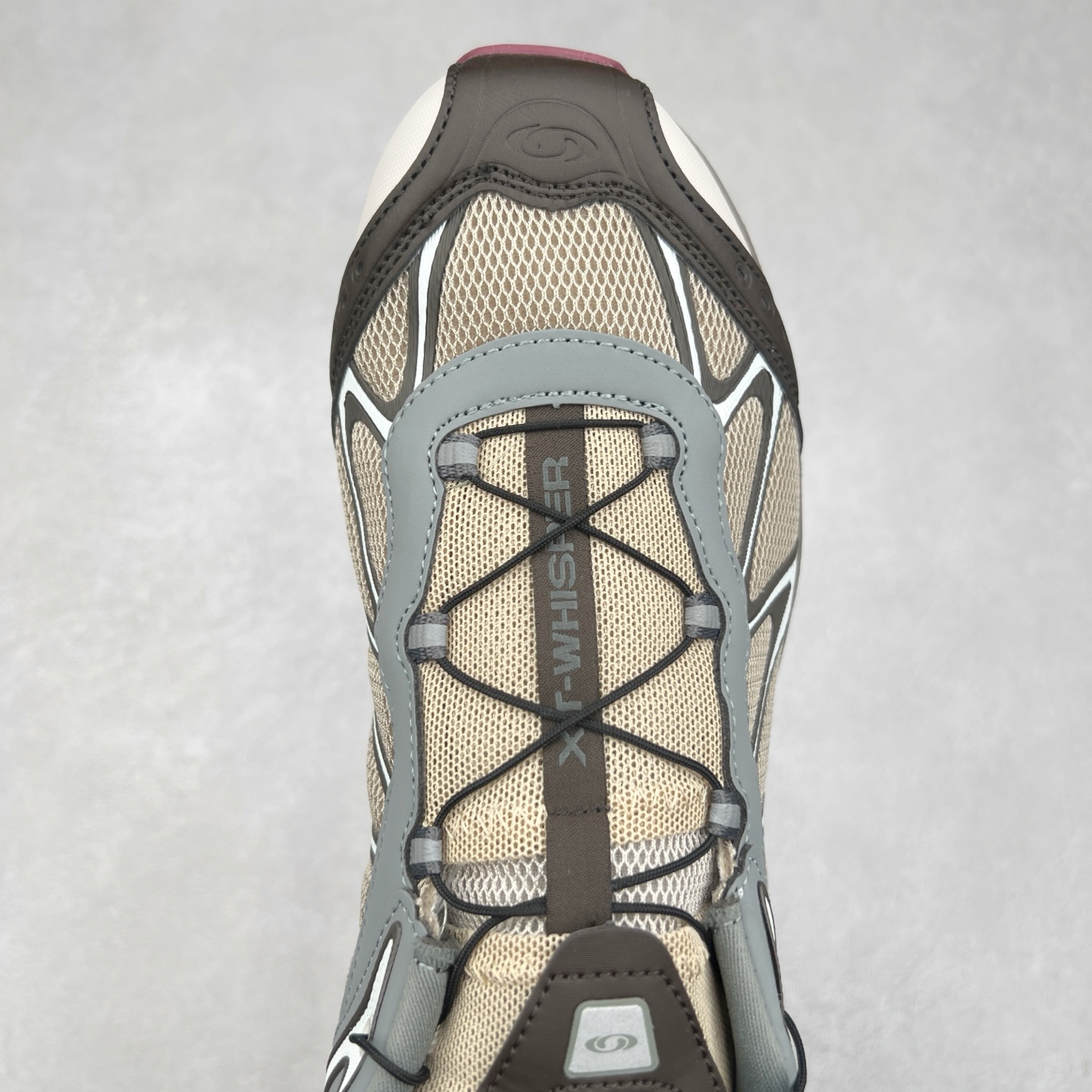 图片[4]-＃GX SALOMON XT-WHISPER 萨洛蒙圆头防滑耐磨低帮休闲越野训练城市通勤跑步鞋 男女同款 浅棕色 纯原外贸平台特供订单 耗时半年巨作 全套原纸板楦头开发 原厂特供网布配套加持 确保原汁原味 完美呈现版型 原档数据独家私模五层组合大底 男女鞋同步官方开发至46.5 原装Ortholite轻量化鞋垫 中底布带钢印编号 原厂TPU锁扣 进口港宝加持 后跟自然饱满 还原公司包裹性 鞋面以“锯齿”状的包裹系统呈现 在基色底之下加入了各种色点缀 将公司的最新技术和时尚前卫的造型融入耐用的长跑款式中 鞋面由 TPU 薄膜制成 并焊接在高耐磨网眼上 使其既时尚又坚固 由 ACS底盘支撑 可增强稳定性和支撑力 以及由橡胶凸耳 Contragrip外底覆盖的 EVA 缓冲中底 旨在应对崎岖的地形 鞋舌上的彩色Salomon 标签、Quicklace 系统以及鞋头、鞋舌和鞋跟上的附加品牌使细节更加完美 让穿着者可以轻松驾驭户外与通勤下的任何运动生活场景 无缝鞋身户外随意纵横 颜值与脚感兼备 出街通勤 绝对非常吸睛 你值得拥有 尺码：36 36.5 37.5 38 38.5 39 40 40.5 41 42 42.5 43 44 44.5 45 46 46.5 注意：偏小1码-选品中心