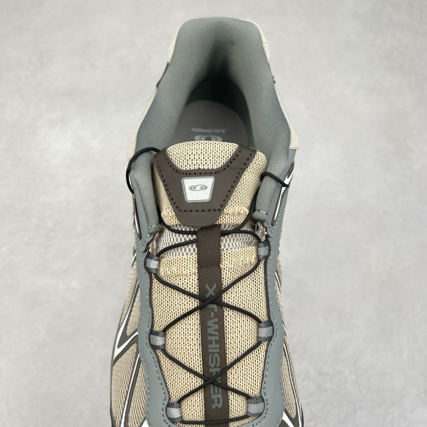 图片[5]-＃GX SALOMON XT-WHISPER 萨洛蒙圆头防滑耐磨低帮休闲越野训练城市通勤跑步鞋 男女同款 浅棕色 纯原外贸平台特供订单 耗时半年巨作 全套原纸板楦头开发 原厂特供网布配套加持 确保原汁原味 完美呈现版型 原档数据独家私模五层组合大底 男女鞋同步官方开发至46.5 原装Ortholite轻量化鞋垫 中底布带钢印编号 原厂TPU锁扣 进口港宝加持 后跟自然饱满 还原公司包裹性 鞋面以“锯齿”状的包裹系统呈现 在基色底之下加入了各种色点缀 将公司的最新技术和时尚前卫的造型融入耐用的长跑款式中 鞋面由 TPU 薄膜制成 并焊接在高耐磨网眼上 使其既时尚又坚固 由 ACS底盘支撑 可增强稳定性和支撑力 以及由橡胶凸耳 Contragrip外底覆盖的 EVA 缓冲中底 旨在应对崎岖的地形 鞋舌上的彩色Salomon 标签、Quicklace 系统以及鞋头、鞋舌和鞋跟上的附加品牌使细节更加完美 让穿着者可以轻松驾驭户外与通勤下的任何运动生活场景 无缝鞋身户外随意纵横 颜值与脚感兼备 出街通勤 绝对非常吸睛 你值得拥有 尺码：36 36.5 37.5 38 38.5 39 40 40.5 41 42 42.5 43 44 44.5 45 46 46.5 注意：偏小1码-选品中心