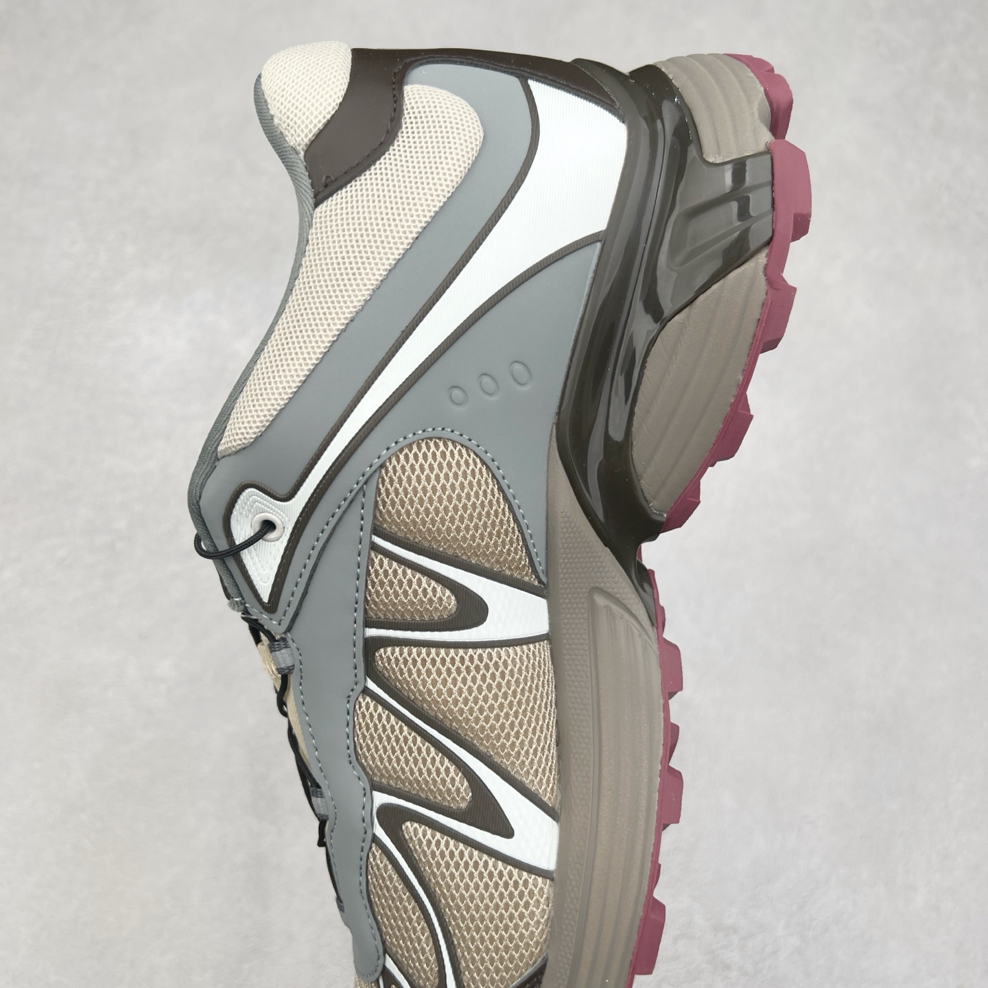 图片[7]-＃GX SALOMON XT-WHISPER 萨洛蒙圆头防滑耐磨低帮休闲越野训练城市通勤跑步鞋 男女同款 浅棕色 纯原外贸平台特供订单 耗时半年巨作 全套原纸板楦头开发 原厂特供网布配套加持 确保原汁原味 完美呈现版型 原档数据独家私模五层组合大底 男女鞋同步官方开发至46.5 原装Ortholite轻量化鞋垫 中底布带钢印编号 原厂TPU锁扣 进口港宝加持 后跟自然饱满 还原公司包裹性 鞋面以“锯齿”状的包裹系统呈现 在基色底之下加入了各种色点缀 将公司的最新技术和时尚前卫的造型融入耐用的长跑款式中 鞋面由 TPU 薄膜制成 并焊接在高耐磨网眼上 使其既时尚又坚固 由 ACS底盘支撑 可增强稳定性和支撑力 以及由橡胶凸耳 Contragrip外底覆盖的 EVA 缓冲中底 旨在应对崎岖的地形 鞋舌上的彩色Salomon 标签、Quicklace 系统以及鞋头、鞋舌和鞋跟上的附加品牌使细节更加完美 让穿着者可以轻松驾驭户外与通勤下的任何运动生活场景 无缝鞋身户外随意纵横 颜值与脚感兼备 出街通勤 绝对非常吸睛 你值得拥有 尺码：36 36.5 37.5 38 38.5 39 40 40.5 41 42 42.5 43 44 44.5 45 46 46.5 注意：偏小1码-选品中心