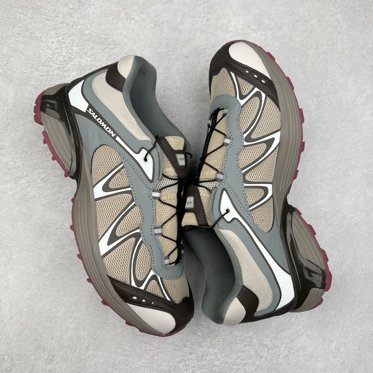图片[3]-＃GX SALOMON XT-WHISPER 萨洛蒙圆头防滑耐磨低帮休闲越野训练城市通勤跑步鞋 男女同款 浅棕色 纯原外贸平台特供订单 耗时半年巨作 全套原纸板楦头开发 原厂特供网布配套加持 确保原汁原味 完美呈现版型 原档数据独家私模五层组合大底 男女鞋同步官方开发至46.5 原装Ortholite轻量化鞋垫 中底布带钢印编号 原厂TPU锁扣 进口港宝加持 后跟自然饱满 还原公司包裹性 鞋面以“锯齿”状的包裹系统呈现 在基色底之下加入了各种色点缀 将公司的最新技术和时尚前卫的造型融入耐用的长跑款式中 鞋面由 TPU 薄膜制成 并焊接在高耐磨网眼上 使其既时尚又坚固 由 ACS底盘支撑 可增强稳定性和支撑力 以及由橡胶凸耳 Contragrip外底覆盖的 EVA 缓冲中底 旨在应对崎岖的地形 鞋舌上的彩色Salomon 标签、Quicklace 系统以及鞋头、鞋舌和鞋跟上的附加品牌使细节更加完美 让穿着者可以轻松驾驭户外与通勤下的任何运动生活场景 无缝鞋身户外随意纵横 颜值与脚感兼备 出街通勤 绝对非常吸睛 你值得拥有 尺码：36 36.5 37.5 38 38.5 39 40 40.5 41 42 42.5 43 44 44.5 45 46 46.5 注意：偏小1码-选品中心