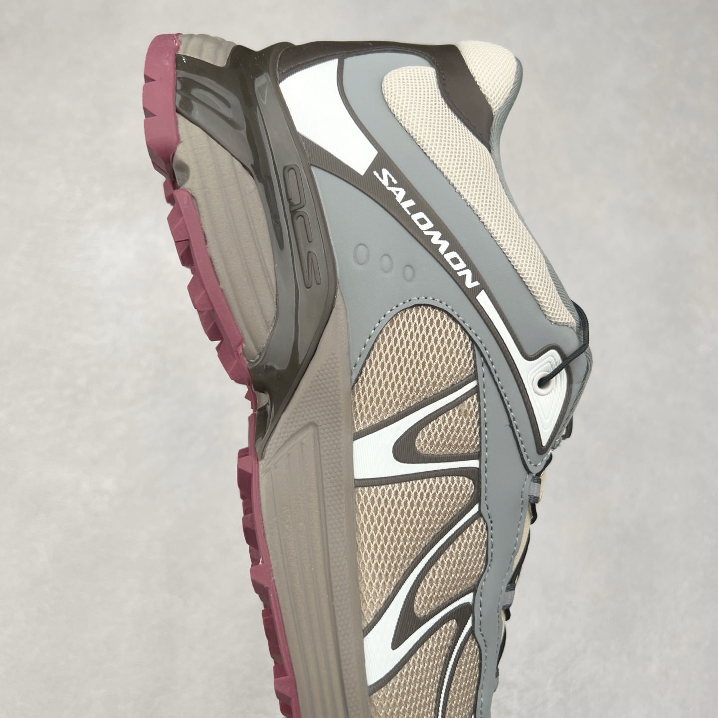 图片[6]-＃GX SALOMON XT-WHISPER 萨洛蒙圆头防滑耐磨低帮休闲越野训练城市通勤跑步鞋 男女同款 浅棕色 纯原外贸平台特供订单 耗时半年巨作 全套原纸板楦头开发 原厂特供网布配套加持 确保原汁原味 完美呈现版型 原档数据独家私模五层组合大底 男女鞋同步官方开发至46.5 原装Ortholite轻量化鞋垫 中底布带钢印编号 原厂TPU锁扣 进口港宝加持 后跟自然饱满 还原公司包裹性 鞋面以“锯齿”状的包裹系统呈现 在基色底之下加入了各种色点缀 将公司的最新技术和时尚前卫的造型融入耐用的长跑款式中 鞋面由 TPU 薄膜制成 并焊接在高耐磨网眼上 使其既时尚又坚固 由 ACS底盘支撑 可增强稳定性和支撑力 以及由橡胶凸耳 Contragrip外底覆盖的 EVA 缓冲中底 旨在应对崎岖的地形 鞋舌上的彩色Salomon 标签、Quicklace 系统以及鞋头、鞋舌和鞋跟上的附加品牌使细节更加完美 让穿着者可以轻松驾驭户外与通勤下的任何运动生活场景 无缝鞋身户外随意纵横 颜值与脚感兼备 出街通勤 绝对非常吸睛 你值得拥有 尺码：36 36.5 37.5 38 38.5 39 40 40.5 41 42 42.5 43 44 44.5 45 46 46.5 注意：偏小1码-选品中心
