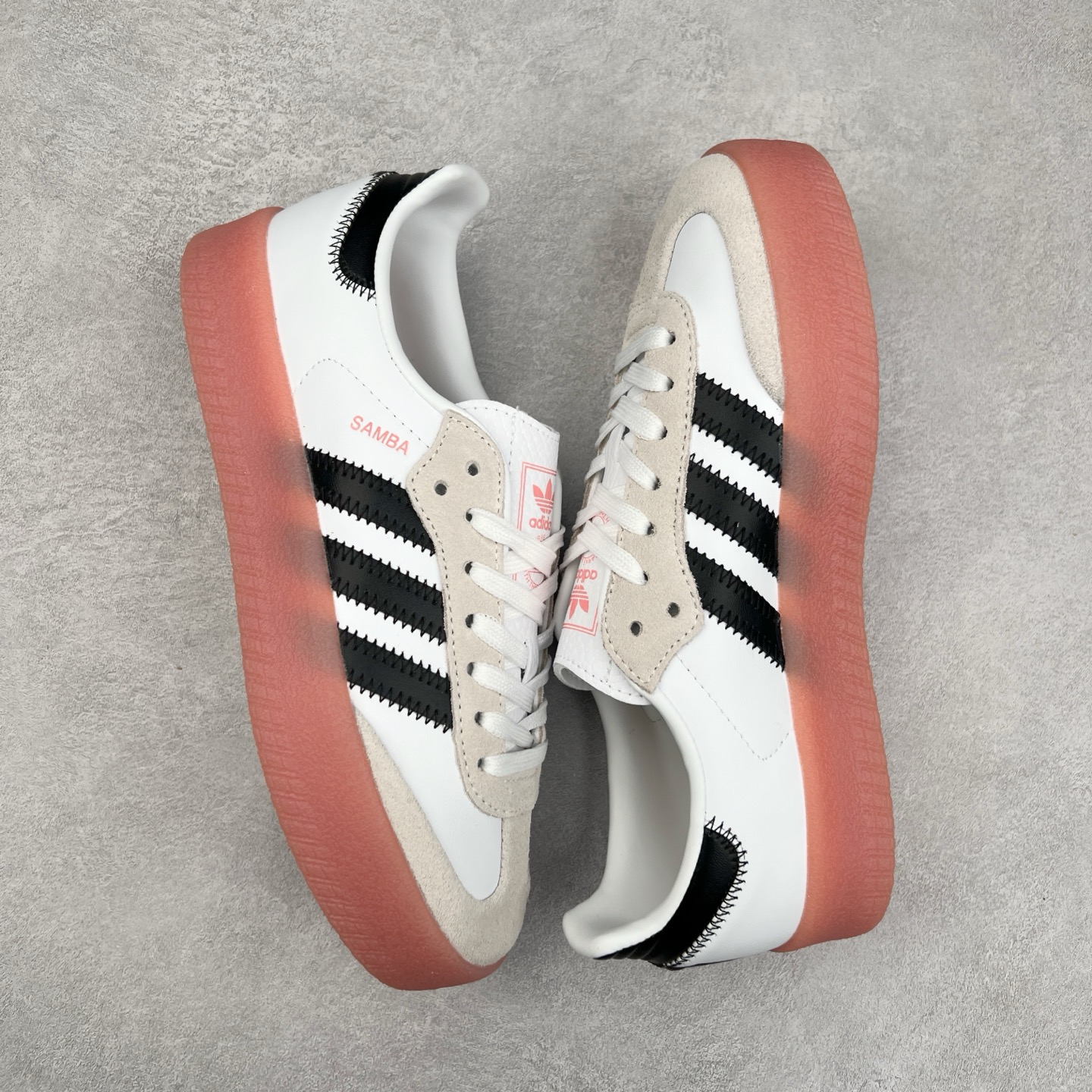 图片[3]-＃福利特价 AD Samba XLG 桑巴舞加大厚底版系列德训风百搭松糕休闲运动板鞋生胶底 自Originals Samba成功借势Blokecore风潮一跃成为街头巷尾的焦点鞋款后,不论是围绕Samba本身打造的各式「变种版本」,还是以Samba为蓝本打造联名鞋款,都成为了时尚潮流人士日常穿搭首选。Samba XLG是adidas Originals不断扩展XLG系列的一部分,旨在与年轻文化相契合,迎合那些希望通过个性时尚表达自我而不愿牺牲舒适度的年轻群体。街头时尚领域的Gen Z特别偏爱宽松的穿着风格。Samba XLG针对这一点做了创新。它在延续Samba OG经典设计的基础上,迎合年轻群体的穿着习惯,重塑为宽大的鞋身比例轮廓以及加厚中底,让消费者轻松展示自己独特的风格。全新的Samba XLG系列不仅迎合了当下年轻群体的穿搭习惯,加宽了鞋身比例以及将中底进一步增厚,在视觉比例上更加饱满,同时还保留了经典Samba的细节,这样一来,鞋迷朋友在穿搭上不仅能更加个性化,而且还能延续一定的复古感受。尺码：36 36⅔ 37⅓ 38 38⅔ 39⅓ 40 40⅔ 41⅓ 42 42⅔ 43⅓ 44 45-选品中心