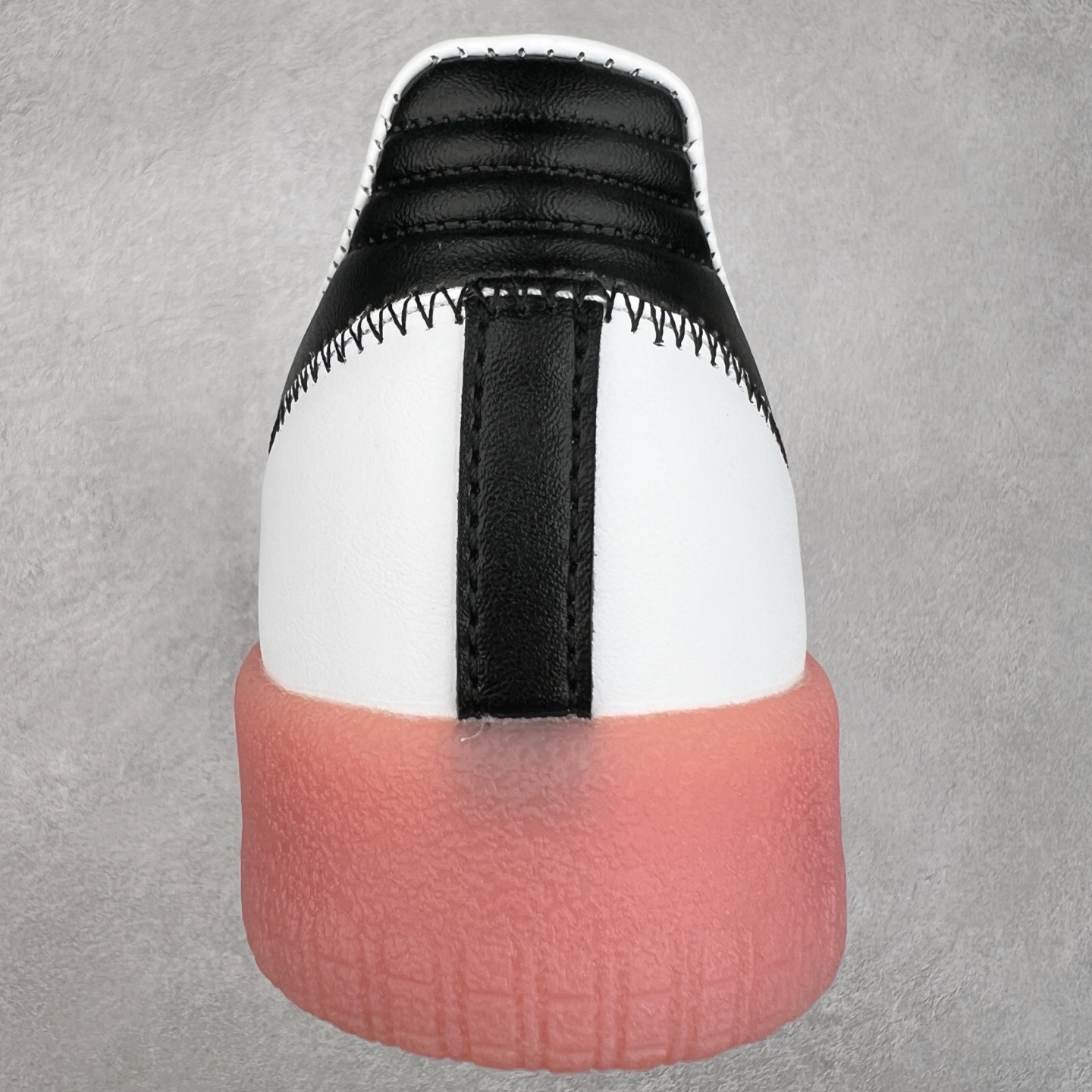 图片[8]-＃福利特价 AD Samba XLG 桑巴舞加大厚底版系列德训风百搭松糕休闲运动板鞋生胶底 自Originals Samba成功借势Blokecore风潮一跃成为街头巷尾的焦点鞋款后,不论是围绕Samba本身打造的各式「变种版本」,还是以Samba为蓝本打造联名鞋款,都成为了时尚潮流人士日常穿搭首选。Samba XLG是adidas Originals不断扩展XLG系列的一部分,旨在与年轻文化相契合,迎合那些希望通过个性时尚表达自我而不愿牺牲舒适度的年轻群体。街头时尚领域的Gen Z特别偏爱宽松的穿着风格。Samba XLG针对这一点做了创新。它在延续Samba OG经典设计的基础上,迎合年轻群体的穿着习惯,重塑为宽大的鞋身比例轮廓以及加厚中底,让消费者轻松展示自己独特的风格。全新的Samba XLG系列不仅迎合了当下年轻群体的穿搭习惯,加宽了鞋身比例以及将中底进一步增厚,在视觉比例上更加饱满,同时还保留了经典Samba的细节,这样一来,鞋迷朋友在穿搭上不仅能更加个性化,而且还能延续一定的复古感受。尺码：36 36⅔ 37⅓ 38 38⅔ 39⅓ 40 40⅔ 41⅓ 42 42⅔ 43⅓ 44 45-选品中心