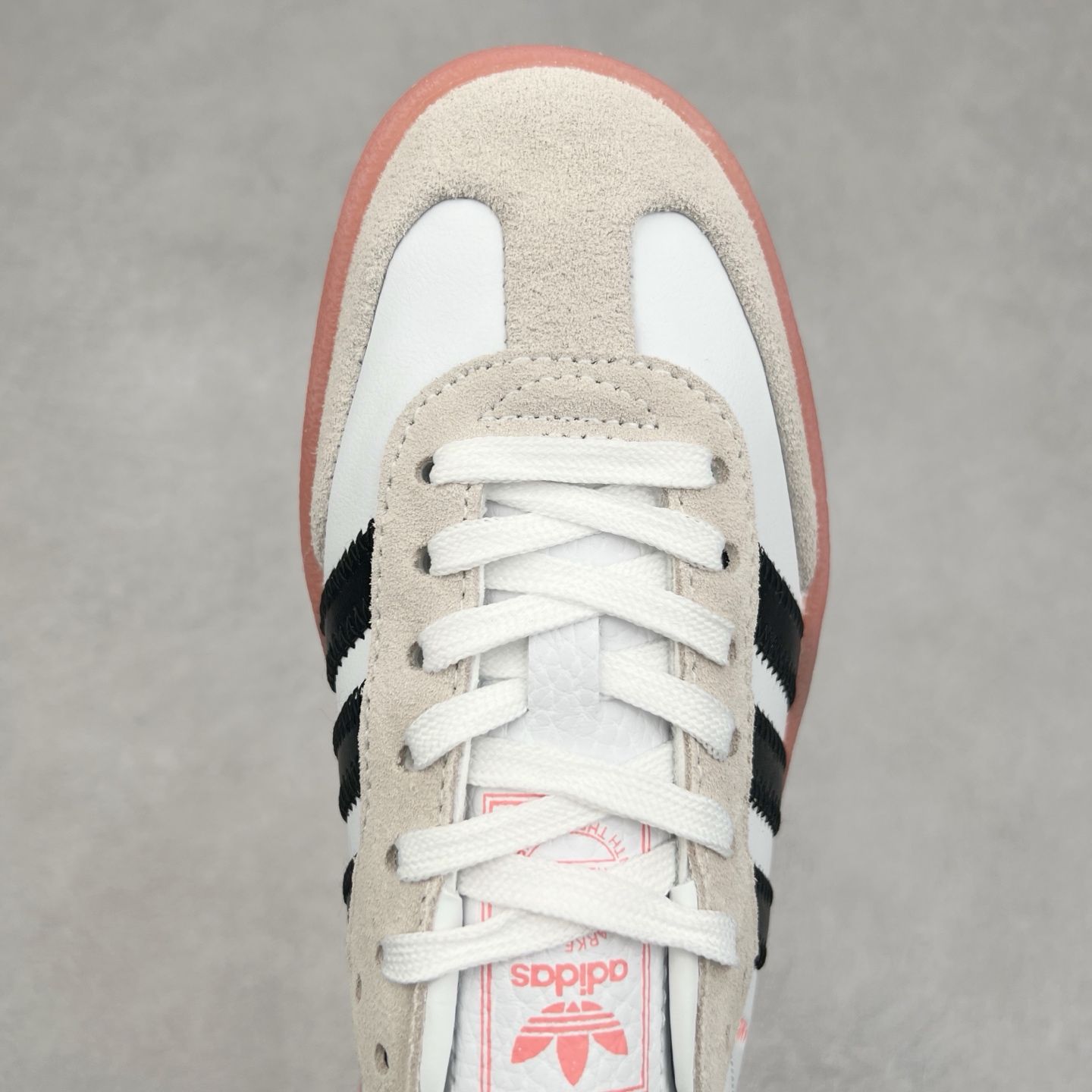 图片[4]-＃福利特价 AD Samba XLG 桑巴舞加大厚底版系列德训风百搭松糕休闲运动板鞋生胶底 自Originals Samba成功借势Blokecore风潮一跃成为街头巷尾的焦点鞋款后,不论是围绕Samba本身打造的各式「变种版本」,还是以Samba为蓝本打造联名鞋款,都成为了时尚潮流人士日常穿搭首选。Samba XLG是adidas Originals不断扩展XLG系列的一部分,旨在与年轻文化相契合,迎合那些希望通过个性时尚表达自我而不愿牺牲舒适度的年轻群体。街头时尚领域的Gen Z特别偏爱宽松的穿着风格。Samba XLG针对这一点做了创新。它在延续Samba OG经典设计的基础上,迎合年轻群体的穿着习惯,重塑为宽大的鞋身比例轮廓以及加厚中底,让消费者轻松展示自己独特的风格。全新的Samba XLG系列不仅迎合了当下年轻群体的穿搭习惯,加宽了鞋身比例以及将中底进一步增厚,在视觉比例上更加饱满,同时还保留了经典Samba的细节,这样一来,鞋迷朋友在穿搭上不仅能更加个性化,而且还能延续一定的复古感受。尺码：36 36⅔ 37⅓ 38 38⅔ 39⅓ 40 40⅔ 41⅓ 42 42⅔ 43⅓ 44 45-选品中心