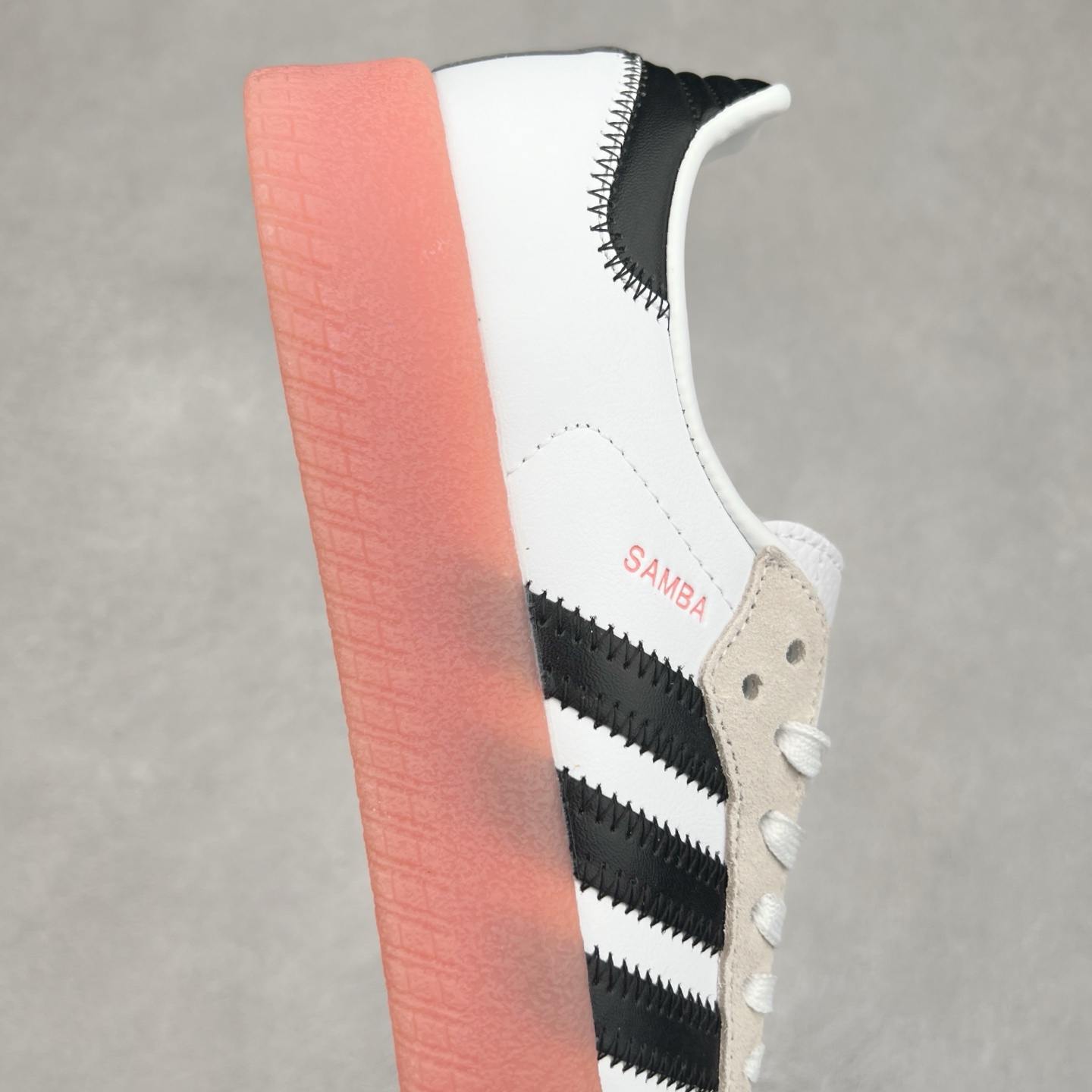 图片[6]-＃福利特价 AD Samba XLG 桑巴舞加大厚底版系列德训风百搭松糕休闲运动板鞋生胶底 自Originals Samba成功借势Blokecore风潮一跃成为街头巷尾的焦点鞋款后,不论是围绕Samba本身打造的各式「变种版本」,还是以Samba为蓝本打造联名鞋款,都成为了时尚潮流人士日常穿搭首选。Samba XLG是adidas Originals不断扩展XLG系列的一部分,旨在与年轻文化相契合,迎合那些希望通过个性时尚表达自我而不愿牺牲舒适度的年轻群体。街头时尚领域的Gen Z特别偏爱宽松的穿着风格。Samba XLG针对这一点做了创新。它在延续Samba OG经典设计的基础上,迎合年轻群体的穿着习惯,重塑为宽大的鞋身比例轮廓以及加厚中底,让消费者轻松展示自己独特的风格。全新的Samba XLG系列不仅迎合了当下年轻群体的穿搭习惯,加宽了鞋身比例以及将中底进一步增厚,在视觉比例上更加饱满,同时还保留了经典Samba的细节,这样一来,鞋迷朋友在穿搭上不仅能更加个性化,而且还能延续一定的复古感受。尺码：36 36⅔ 37⅓ 38 38⅔ 39⅓ 40 40⅔ 41⅓ 42 42⅔ 43⅓ 44 45-选品中心