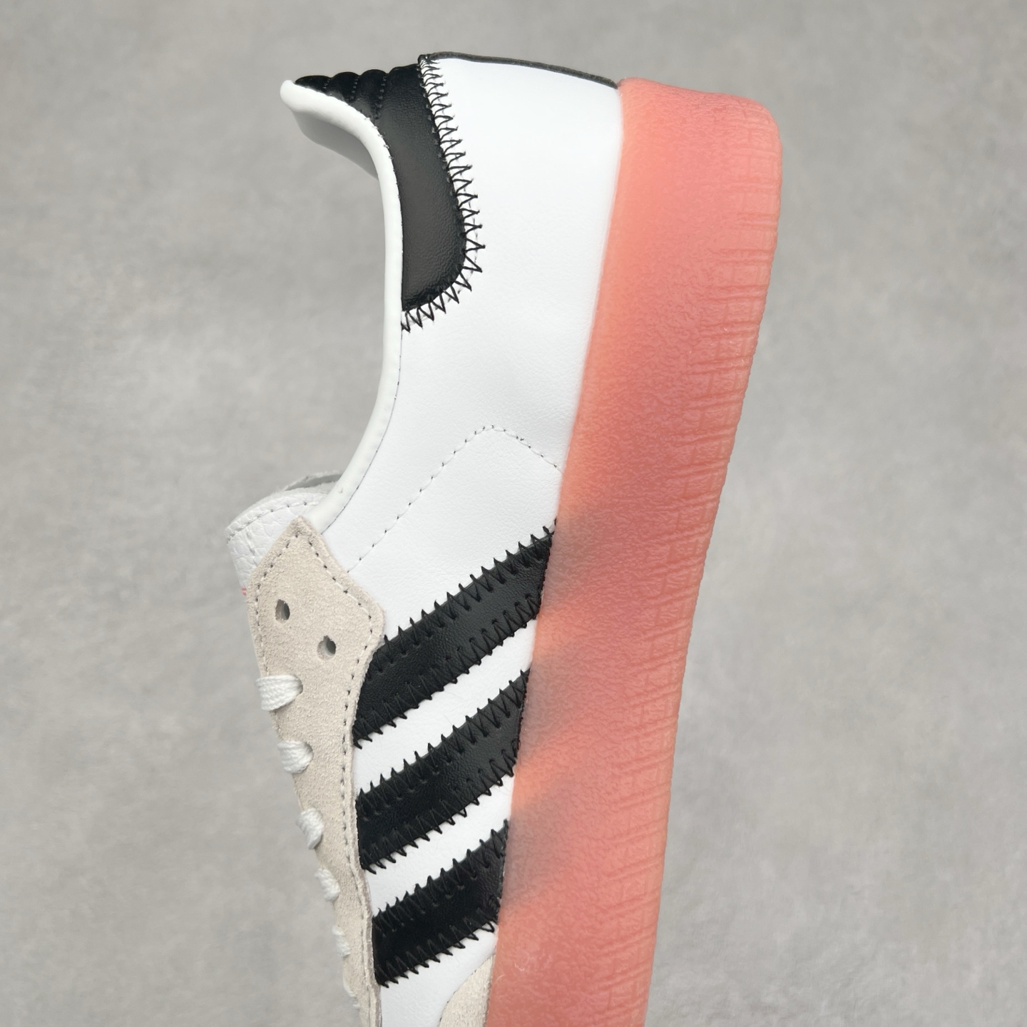 图片[7]-＃福利特价 AD Samba XLG 桑巴舞加大厚底版系列德训风百搭松糕休闲运动板鞋生胶底 自Originals Samba成功借势Blokecore风潮一跃成为街头巷尾的焦点鞋款后,不论是围绕Samba本身打造的各式「变种版本」,还是以Samba为蓝本打造联名鞋款,都成为了时尚潮流人士日常穿搭首选。Samba XLG是adidas Originals不断扩展XLG系列的一部分,旨在与年轻文化相契合,迎合那些希望通过个性时尚表达自我而不愿牺牲舒适度的年轻群体。街头时尚领域的Gen Z特别偏爱宽松的穿着风格。Samba XLG针对这一点做了创新。它在延续Samba OG经典设计的基础上,迎合年轻群体的穿着习惯,重塑为宽大的鞋身比例轮廓以及加厚中底,让消费者轻松展示自己独特的风格。全新的Samba XLG系列不仅迎合了当下年轻群体的穿搭习惯,加宽了鞋身比例以及将中底进一步增厚,在视觉比例上更加饱满,同时还保留了经典Samba的细节,这样一来,鞋迷朋友在穿搭上不仅能更加个性化,而且还能延续一定的复古感受。尺码：36 36⅔ 37⅓ 38 38⅔ 39⅓ 40 40⅔ 41⅓ 42 42⅔ 43⅓ 44 45-选品中心