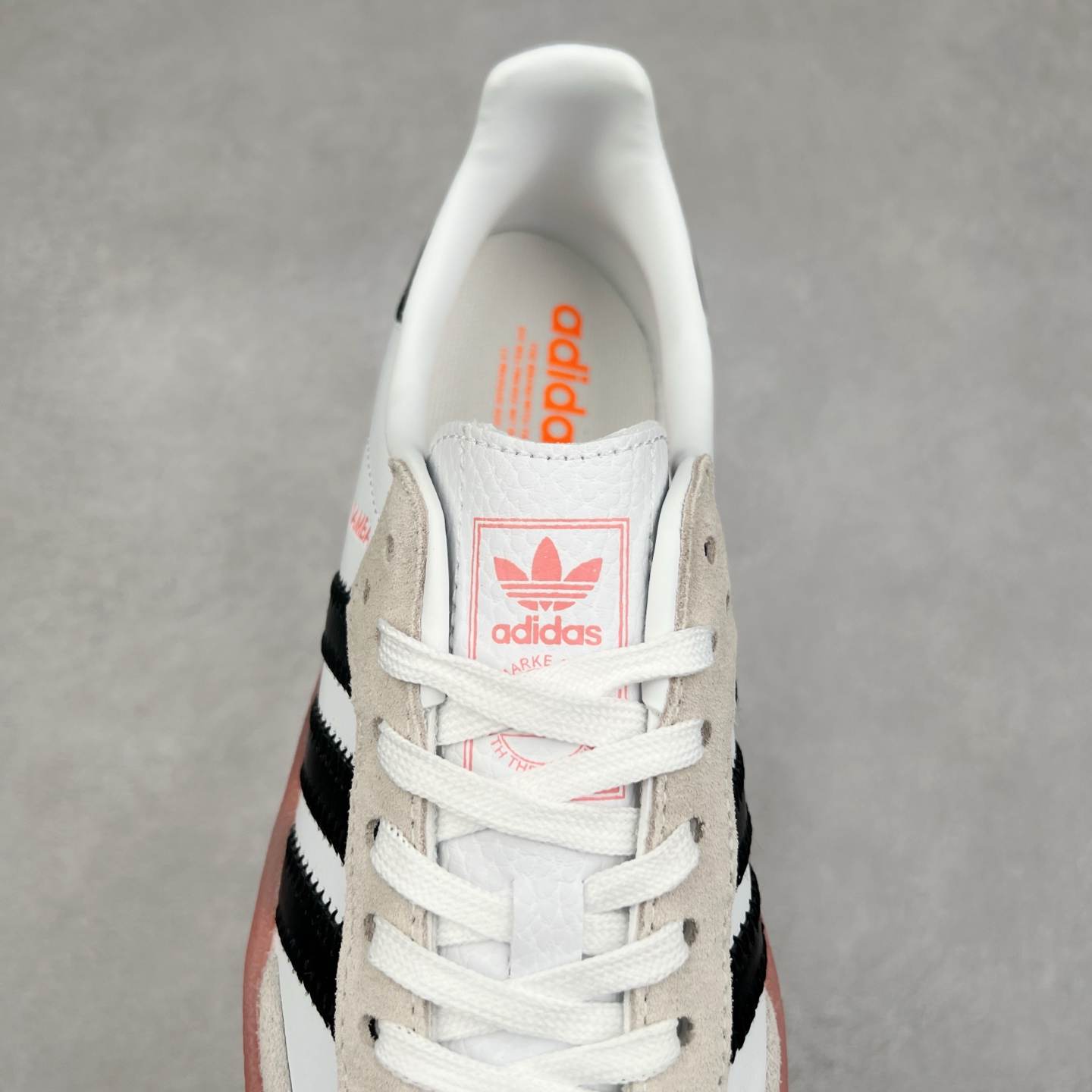 图片[5]-＃福利特价 AD Samba XLG 桑巴舞加大厚底版系列德训风百搭松糕休闲运动板鞋生胶底 自Originals Samba成功借势Blokecore风潮一跃成为街头巷尾的焦点鞋款后,不论是围绕Samba本身打造的各式「变种版本」,还是以Samba为蓝本打造联名鞋款,都成为了时尚潮流人士日常穿搭首选。Samba XLG是adidas Originals不断扩展XLG系列的一部分,旨在与年轻文化相契合,迎合那些希望通过个性时尚表达自我而不愿牺牲舒适度的年轻群体。街头时尚领域的Gen Z特别偏爱宽松的穿着风格。Samba XLG针对这一点做了创新。它在延续Samba OG经典设计的基础上,迎合年轻群体的穿着习惯,重塑为宽大的鞋身比例轮廓以及加厚中底,让消费者轻松展示自己独特的风格。全新的Samba XLG系列不仅迎合了当下年轻群体的穿搭习惯,加宽了鞋身比例以及将中底进一步增厚,在视觉比例上更加饱满,同时还保留了经典Samba的细节,这样一来,鞋迷朋友在穿搭上不仅能更加个性化,而且还能延续一定的复古感受。尺码：36 36⅔ 37⅓ 38 38⅔ 39⅓ 40 40⅔ 41⅓ 42 42⅔ 43⅓ 44 45-选品中心