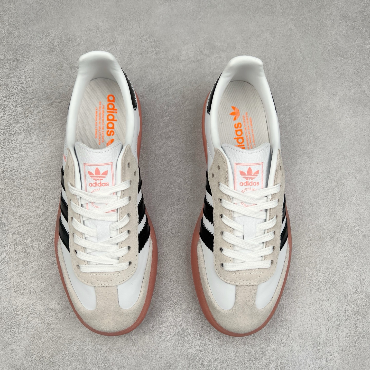 图片[2]-＃福利特价 AD Samba XLG 桑巴舞加大厚底版系列德训风百搭松糕休闲运动板鞋生胶底 自Originals Samba成功借势Blokecore风潮一跃成为街头巷尾的焦点鞋款后,不论是围绕Samba本身打造的各式「变种版本」,还是以Samba为蓝本打造联名鞋款,都成为了时尚潮流人士日常穿搭首选。Samba XLG是adidas Originals不断扩展XLG系列的一部分,旨在与年轻文化相契合,迎合那些希望通过个性时尚表达自我而不愿牺牲舒适度的年轻群体。街头时尚领域的Gen Z特别偏爱宽松的穿着风格。Samba XLG针对这一点做了创新。它在延续Samba OG经典设计的基础上,迎合年轻群体的穿着习惯,重塑为宽大的鞋身比例轮廓以及加厚中底,让消费者轻松展示自己独特的风格。全新的Samba XLG系列不仅迎合了当下年轻群体的穿搭习惯,加宽了鞋身比例以及将中底进一步增厚,在视觉比例上更加饱满,同时还保留了经典Samba的细节,这样一来,鞋迷朋友在穿搭上不仅能更加个性化,而且还能延续一定的复古感受。尺码：36 36⅔ 37⅓ 38 38⅔ 39⅓ 40 40⅔ 41⅓ 42 42⅔ 43⅓ 44 45-选品中心