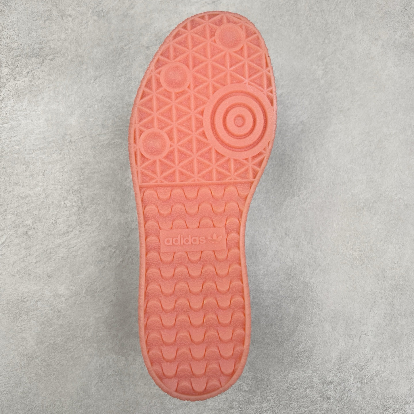 图片[9]-＃福利特价 AD Samba XLG 桑巴舞加大厚底版系列德训风百搭松糕休闲运动板鞋生胶底 自Originals Samba成功借势Blokecore风潮一跃成为街头巷尾的焦点鞋款后,不论是围绕Samba本身打造的各式「变种版本」,还是以Samba为蓝本打造联名鞋款,都成为了时尚潮流人士日常穿搭首选。Samba XLG是adidas Originals不断扩展XLG系列的一部分,旨在与年轻文化相契合,迎合那些希望通过个性时尚表达自我而不愿牺牲舒适度的年轻群体。街头时尚领域的Gen Z特别偏爱宽松的穿着风格。Samba XLG针对这一点做了创新。它在延续Samba OG经典设计的基础上,迎合年轻群体的穿着习惯,重塑为宽大的鞋身比例轮廓以及加厚中底,让消费者轻松展示自己独特的风格。全新的Samba XLG系列不仅迎合了当下年轻群体的穿搭习惯,加宽了鞋身比例以及将中底进一步增厚,在视觉比例上更加饱满,同时还保留了经典Samba的细节,这样一来,鞋迷朋友在穿搭上不仅能更加个性化,而且还能延续一定的复古感受。尺码：36 36⅔ 37⅓ 38 38⅔ 39⅓ 40 40⅔ 41⅓ 42 42⅔ 43⅓ 44 45-选品中心