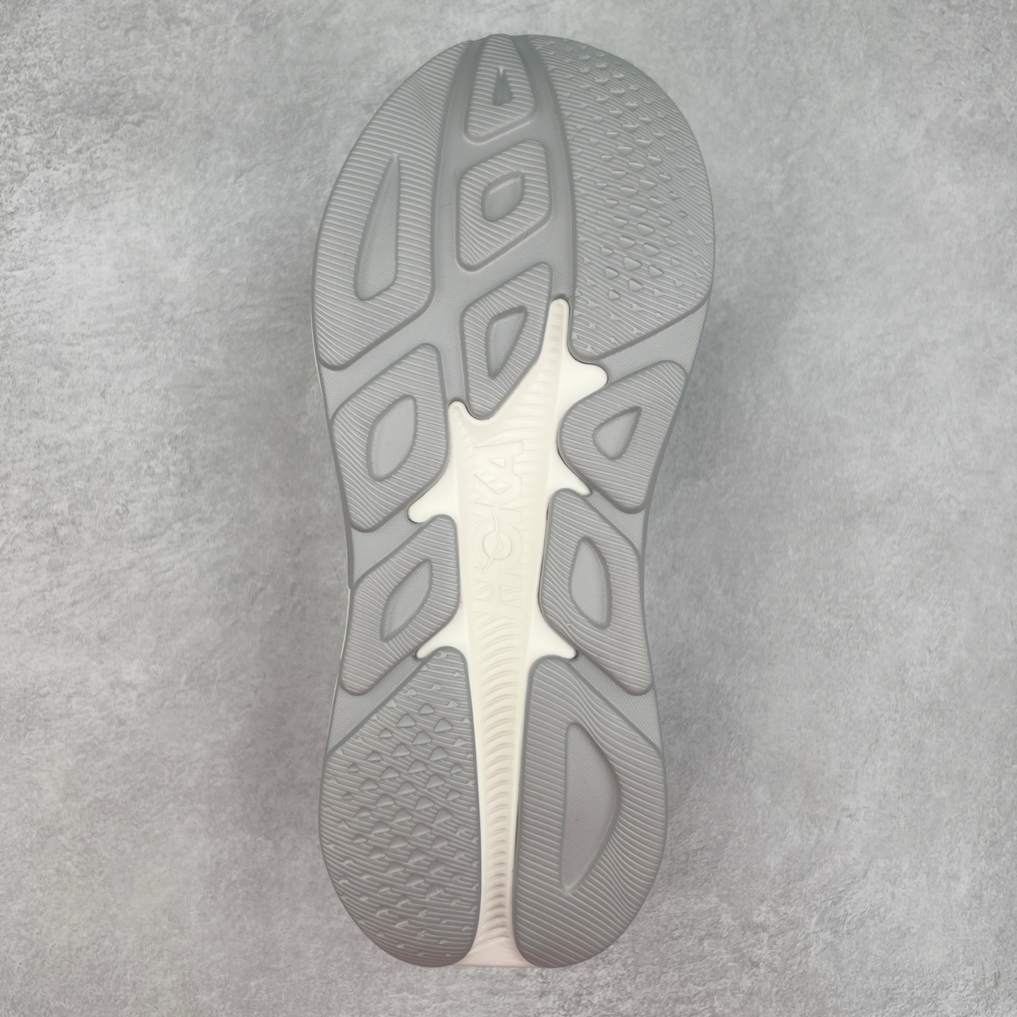 图片[9]-HOKA ONE ONE RINCON 4 舒适防滑耐磨低帮休闲跑步鞋 Rincon 4 是一款日常训练用的跑步鞋，踩上去的感觉很结实。它适合中短距离跑步，但如果您习惯于稍硬的感觉，也可以用于长距离跑步。但它的速度不够快，不能作为速度训练鞋，也不够柔软，不能作为恢复训练鞋，日常里程跑才是它的优势所在。如果您想尝试 Hoka 跑鞋，又想享受极具竞争力的价格，那就试试这款鞋吧。尺码：36 36.5 37.5 38 38.5 39 40 40.5 41 42 42.5 43 44 44.5 45-选品中心