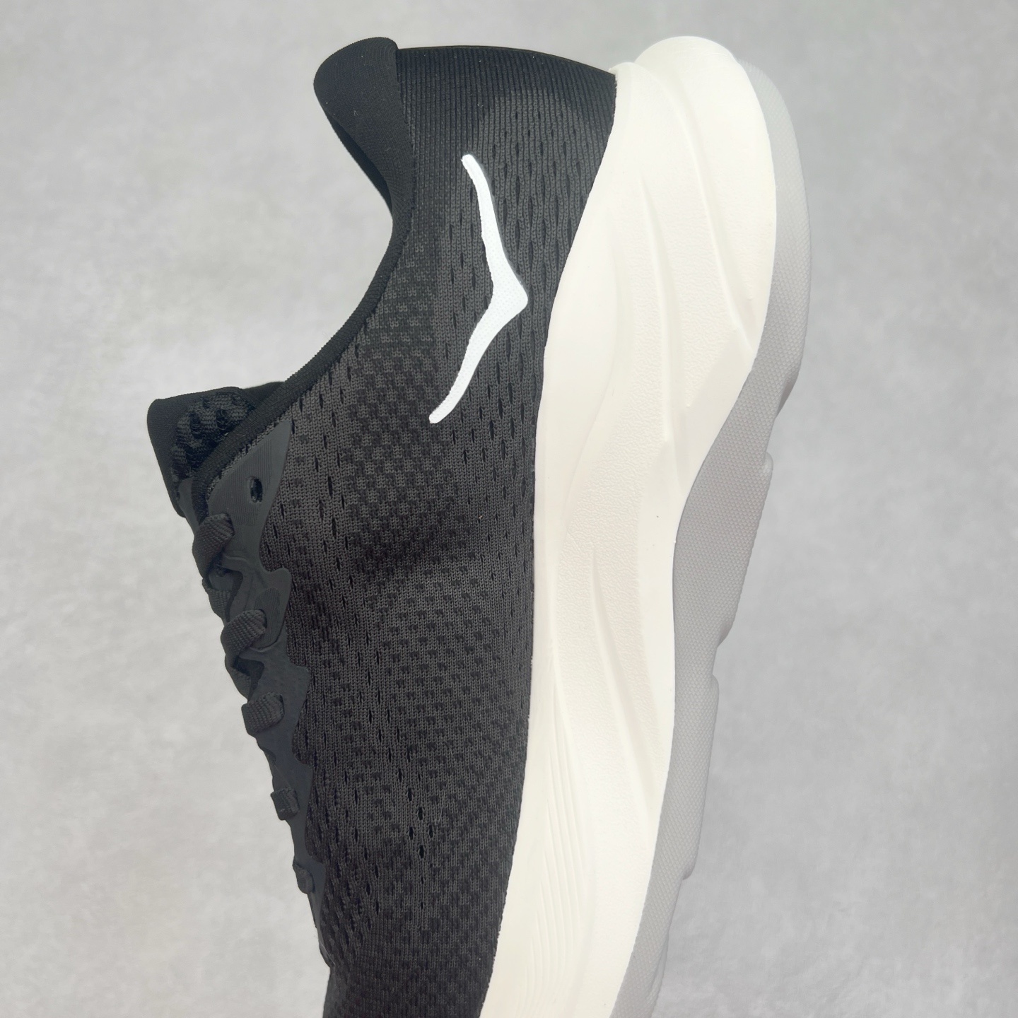 图片[7]-HOKA ONE ONE RINCON 4 舒适防滑耐磨低帮休闲跑步鞋 Rincon 4 是一款日常训练用的跑步鞋，踩上去的感觉很结实。它适合中短距离跑步，但如果您习惯于稍硬的感觉，也可以用于长距离跑步。但它的速度不够快，不能作为速度训练鞋，也不够柔软，不能作为恢复训练鞋，日常里程跑才是它的优势所在。如果您想尝试 Hoka 跑鞋，又想享受极具竞争力的价格，那就试试这款鞋吧。尺码：36 36.5 37.5 38 38.5 39 40 40.5 41 42 42.5 43 44 44.5 45-选品中心