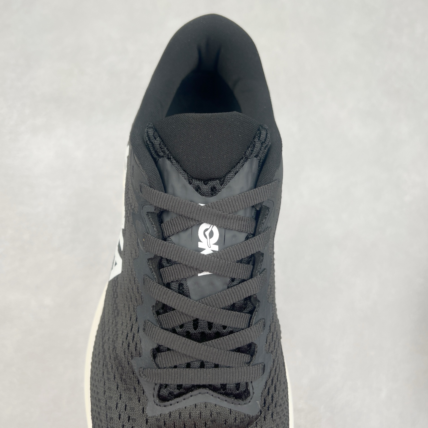 图片[5]-HOKA ONE ONE RINCON 4 舒适防滑耐磨低帮休闲跑步鞋 Rincon 4 是一款日常训练用的跑步鞋，踩上去的感觉很结实。它适合中短距离跑步，但如果您习惯于稍硬的感觉，也可以用于长距离跑步。但它的速度不够快，不能作为速度训练鞋，也不够柔软，不能作为恢复训练鞋，日常里程跑才是它的优势所在。如果您想尝试 Hoka 跑鞋，又想享受极具竞争力的价格，那就试试这款鞋吧。尺码：36 36.5 37.5 38 38.5 39 40 40.5 41 42 42.5 43 44 44.5 45-选品中心