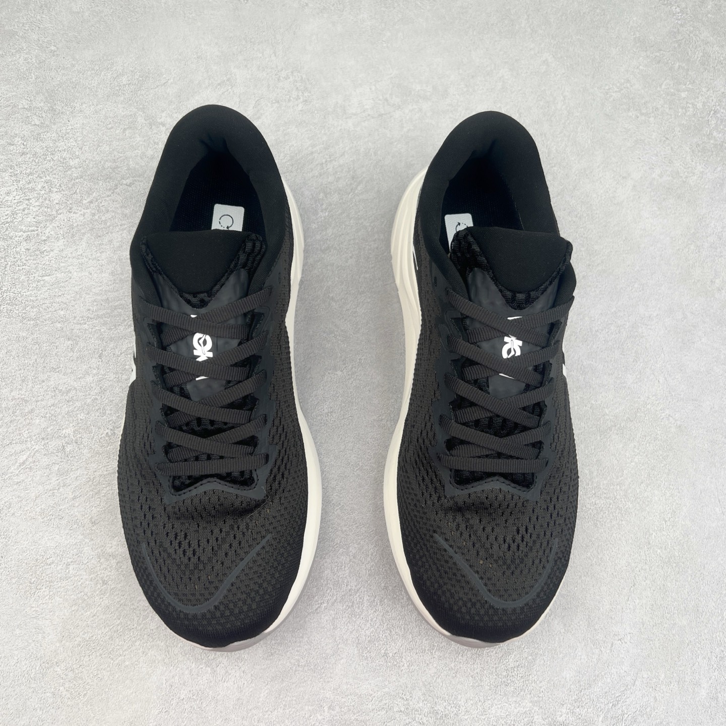 图片[2]-HOKA ONE ONE RINCON 4 舒适防滑耐磨低帮休闲跑步鞋 Rincon 4 是一款日常训练用的跑步鞋，踩上去的感觉很结实。它适合中短距离跑步，但如果您习惯于稍硬的感觉，也可以用于长距离跑步。但它的速度不够快，不能作为速度训练鞋，也不够柔软，不能作为恢复训练鞋，日常里程跑才是它的优势所在。如果您想尝试 Hoka 跑鞋，又想享受极具竞争力的价格，那就试试这款鞋吧。尺码：36 36.5 37.5 38 38.5 39 40 40.5 41 42 42.5 43 44 44.5 45-选品中心