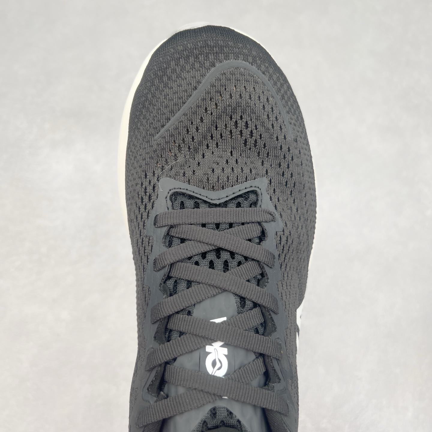 图片[4]-HOKA ONE ONE RINCON 4 舒适防滑耐磨低帮休闲跑步鞋 Rincon 4 是一款日常训练用的跑步鞋，踩上去的感觉很结实。它适合中短距离跑步，但如果您习惯于稍硬的感觉，也可以用于长距离跑步。但它的速度不够快，不能作为速度训练鞋，也不够柔软，不能作为恢复训练鞋，日常里程跑才是它的优势所在。如果您想尝试 Hoka 跑鞋，又想享受极具竞争力的价格，那就试试这款鞋吧。尺码：36 36.5 37.5 38 38.5 39 40 40.5 41 42 42.5 43 44 44.5 45-选品中心