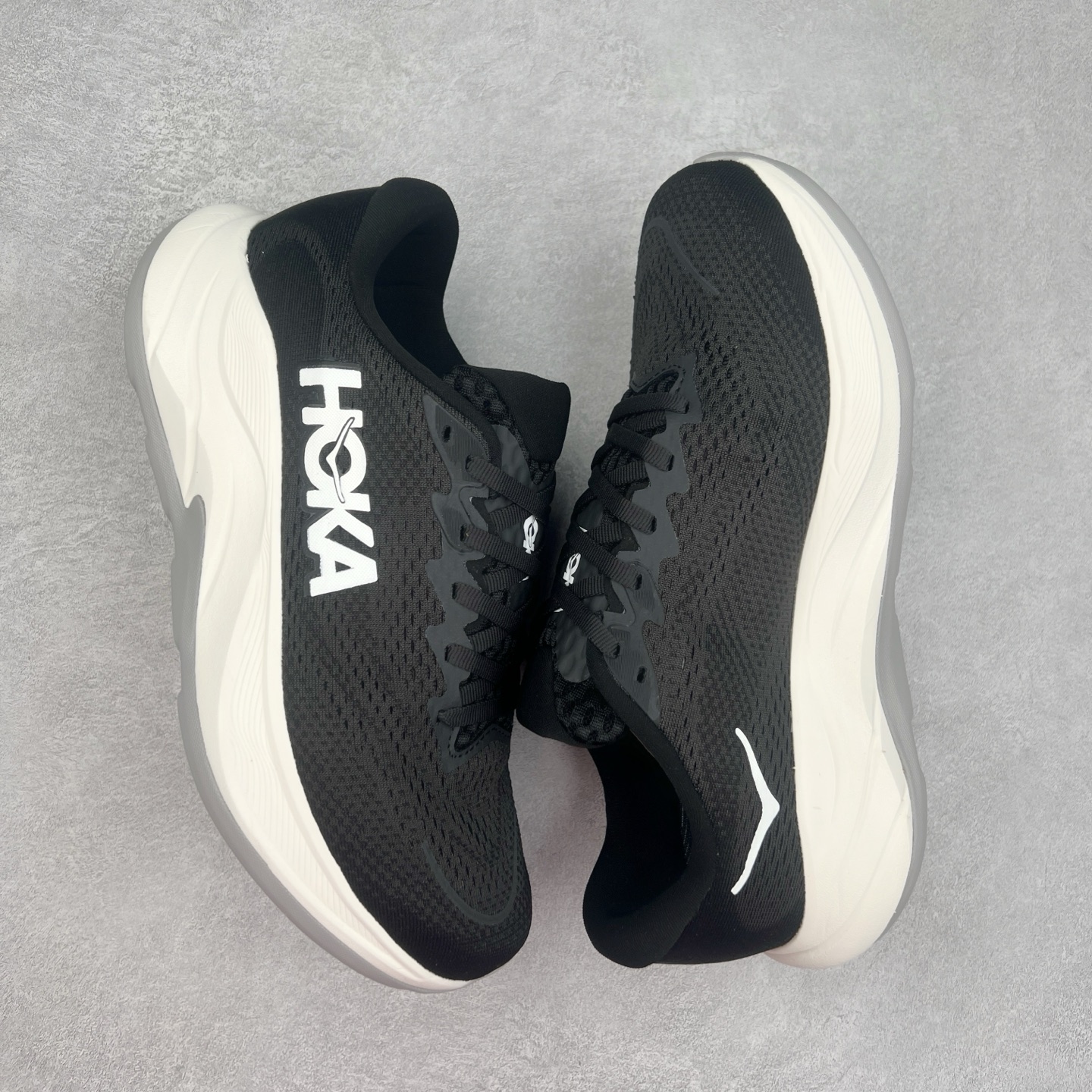 图片[3]-HOKA ONE ONE RINCON 4 舒适防滑耐磨低帮休闲跑步鞋 Rincon 4 是一款日常训练用的跑步鞋，踩上去的感觉很结实。它适合中短距离跑步，但如果您习惯于稍硬的感觉，也可以用于长距离跑步。但它的速度不够快，不能作为速度训练鞋，也不够柔软，不能作为恢复训练鞋，日常里程跑才是它的优势所在。如果您想尝试 Hoka 跑鞋，又想享受极具竞争力的价格，那就试试这款鞋吧。尺码：36 36.5 37.5 38 38.5 39 40 40.5 41 42 42.5 43 44 44.5 45-选品中心