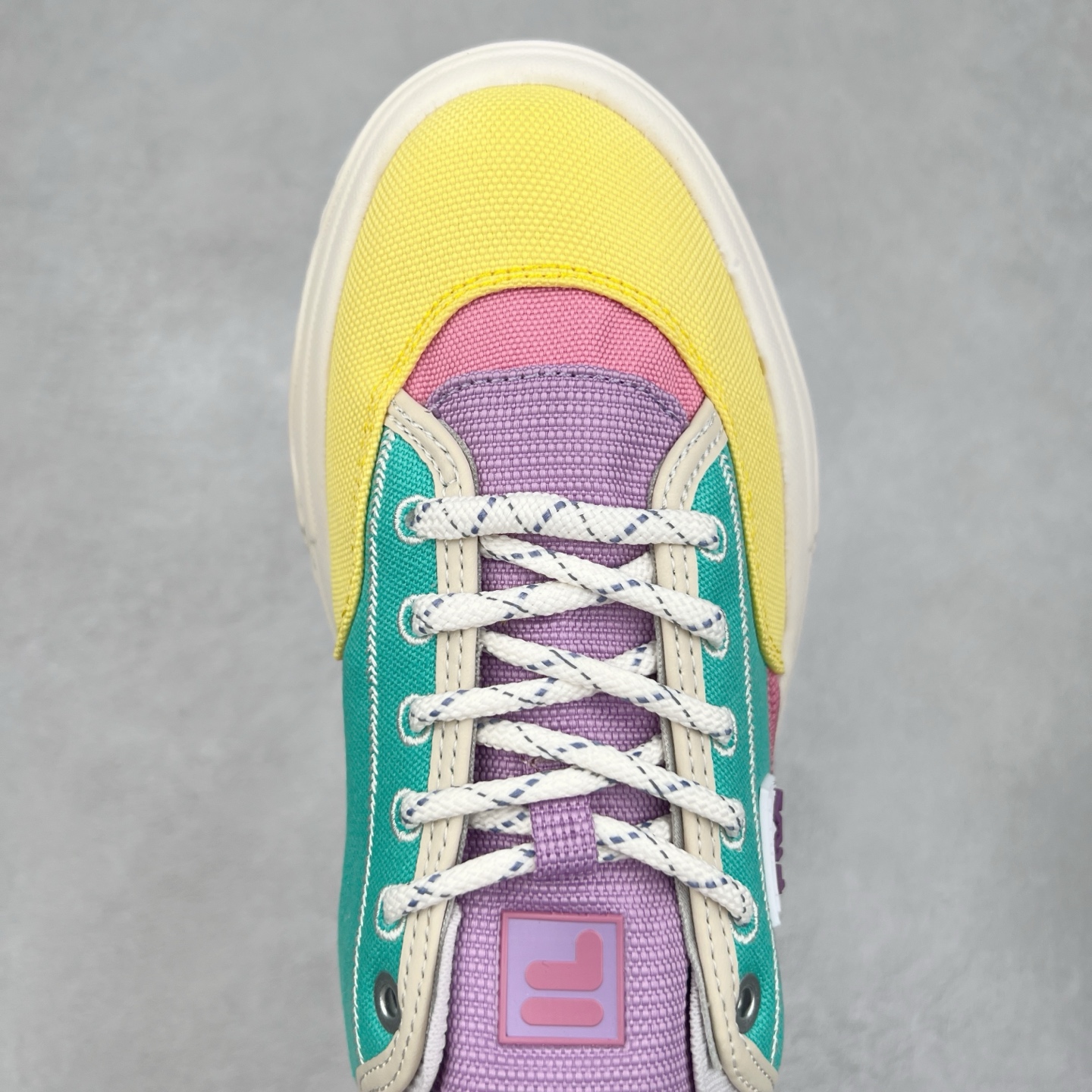 图片[4]-FILA ROCK 斐乐岩石鞋舒适百搭轻便耐磨透气减震低帮帆布鞋 FUSION 系列传承了 FILA 的百年基因，融入年轻运动及潮流文化，成为引领变革、创新突破的一代。以“1+N” 的跨界合作模式重现经典的同时创造经典。带来最出其不意的跨界合作惊喜。同时，FILAFUSION把FILA 的 DNA 融入到定制体验里，你可以随心制造厲于你的产品。FILA FUSION 的鞋家族涵盖了老爹鞋、跑步鞋、网球鞋、季节款。风格复古新潮，满足了时尚人士出行及各类运动的搭配需求，成为当下年轻人筷拥的鞋类品牌之一。FILA FUSION 走进年轻人的世界，通过年轻人运动，街舞，滑板，篮球，展现 FILA FUSION 的潮流态度和年轻文化。FILA FUSION 认为末来属于引领变革、创新突破的年轻一代，让我们一起构成 FILA 未来的蓝图吧！尺码：35.5 36 36.5 37.5 38 38.5 39 40 40.5 41 42 42.5 43 44 44.5 45 45.5-选品中心