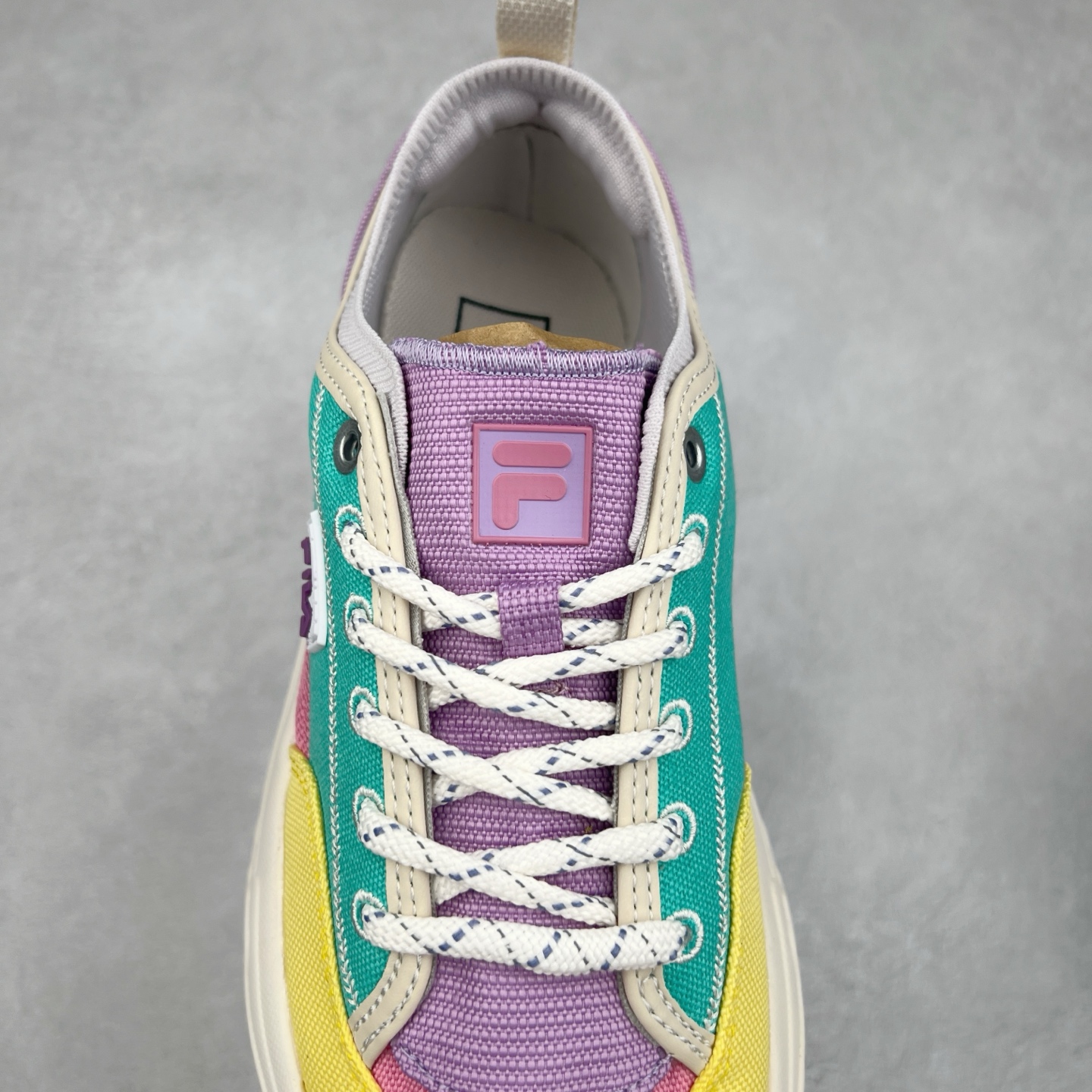 图片[5]-FILA ROCK 斐乐岩石鞋舒适百搭轻便耐磨透气减震低帮帆布鞋 FUSION 系列传承了 FILA 的百年基因，融入年轻运动及潮流文化，成为引领变革、创新突破的一代。以“1+N” 的跨界合作模式重现经典的同时创造经典。带来最出其不意的跨界合作惊喜。同时，FILAFUSION把FILA 的 DNA 融入到定制体验里，你可以随心制造厲于你的产品。FILA FUSION 的鞋家族涵盖了老爹鞋、跑步鞋、网球鞋、季节款。风格复古新潮，满足了时尚人士出行及各类运动的搭配需求，成为当下年轻人筷拥的鞋类品牌之一。FILA FUSION 走进年轻人的世界，通过年轻人运动，街舞，滑板，篮球，展现 FILA FUSION 的潮流态度和年轻文化。FILA FUSION 认为末来属于引领变革、创新突破的年轻一代，让我们一起构成 FILA 未来的蓝图吧！尺码：35.5 36 36.5 37.5 38 38.5 39 40 40.5 41 42 42.5 43 44 44.5 45 45.5-选品中心