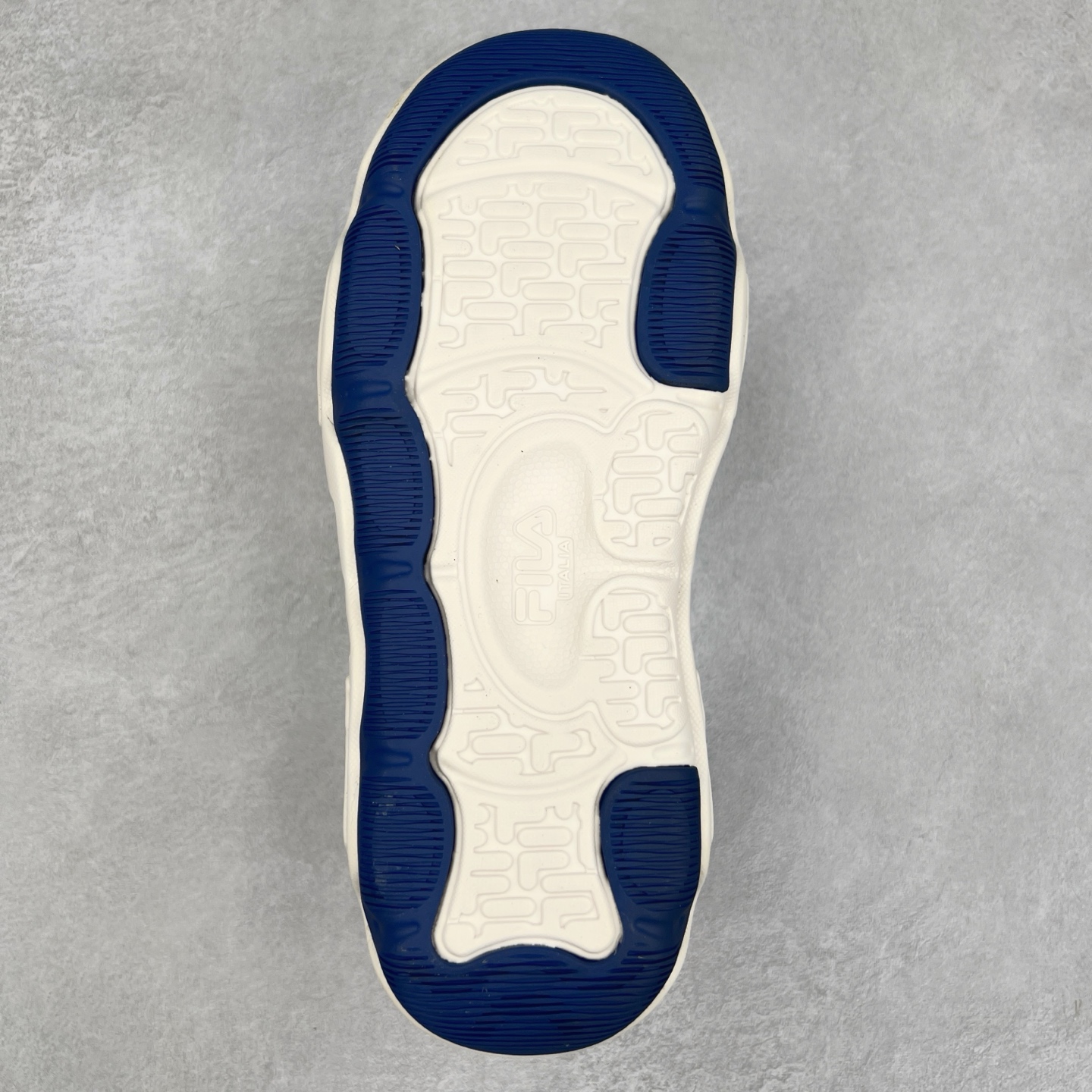 图片[9]-FILA ROCK 斐乐岩石鞋舒适百搭轻便耐磨透气减震低帮帆布鞋 FUSION 系列传承了 FILA 的百年基因，融入年轻运动及潮流文化，成为引领变革、创新突破的一代。以“1+N” 的跨界合作模式重现经典的同时创造经典。带来最出其不意的跨界合作惊喜。同时，FILAFUSION把FILA 的 DNA 融入到定制体验里，你可以随心制造厲于你的产品。FILA FUSION 的鞋家族涵盖了老爹鞋、跑步鞋、网球鞋、季节款。风格复古新潮，满足了时尚人士出行及各类运动的搭配需求，成为当下年轻人筷拥的鞋类品牌之一。FILA FUSION 走进年轻人的世界，通过年轻人运动，街舞，滑板，篮球，展现 FILA FUSION 的潮流态度和年轻文化。FILA FUSION 认为末来属于引领变革、创新突破的年轻一代，让我们一起构成 FILA 未来的蓝图吧！尺码：35.5 36 36.5 37.5 38 38.5 39 40 40.5 41 42 42.5 43 44 44.5 45 45.5-选品中心