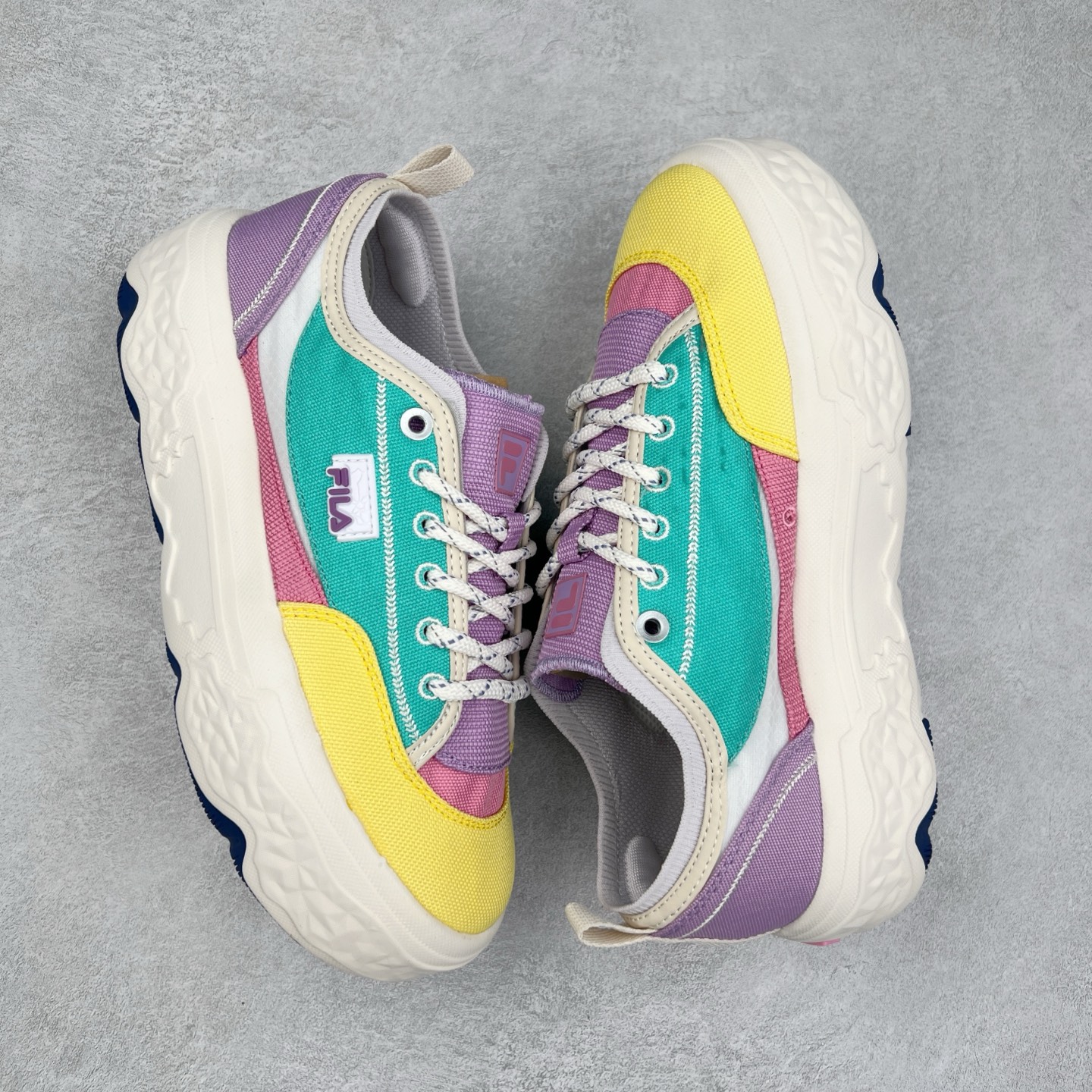 图片[3]-FILA ROCK 斐乐岩石鞋舒适百搭轻便耐磨透气减震低帮帆布鞋 FUSION 系列传承了 FILA 的百年基因，融入年轻运动及潮流文化，成为引领变革、创新突破的一代。以“1+N” 的跨界合作模式重现经典的同时创造经典。带来最出其不意的跨界合作惊喜。同时，FILAFUSION把FILA 的 DNA 融入到定制体验里，你可以随心制造厲于你的产品。FILA FUSION 的鞋家族涵盖了老爹鞋、跑步鞋、网球鞋、季节款。风格复古新潮，满足了时尚人士出行及各类运动的搭配需求，成为当下年轻人筷拥的鞋类品牌之一。FILA FUSION 走进年轻人的世界，通过年轻人运动，街舞，滑板，篮球，展现 FILA FUSION 的潮流态度和年轻文化。FILA FUSION 认为末来属于引领变革、创新突破的年轻一代，让我们一起构成 FILA 未来的蓝图吧！尺码：35.5 36 36.5 37.5 38 38.5 39 40 40.5 41 42 42.5 43 44 44.5 45 45.5-选品中心