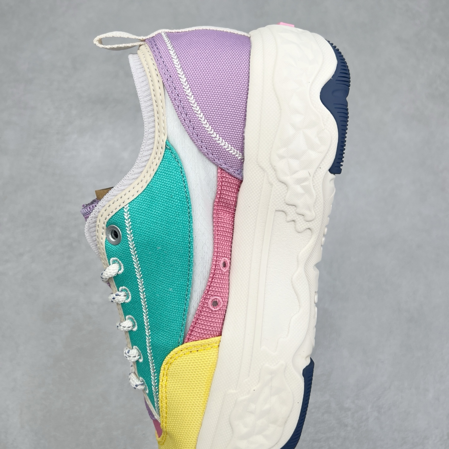 图片[7]-FILA ROCK 斐乐岩石鞋舒适百搭轻便耐磨透气减震低帮帆布鞋 FUSION 系列传承了 FILA 的百年基因，融入年轻运动及潮流文化，成为引领变革、创新突破的一代。以“1+N” 的跨界合作模式重现经典的同时创造经典。带来最出其不意的跨界合作惊喜。同时，FILAFUSION把FILA 的 DNA 融入到定制体验里，你可以随心制造厲于你的产品。FILA FUSION 的鞋家族涵盖了老爹鞋、跑步鞋、网球鞋、季节款。风格复古新潮，满足了时尚人士出行及各类运动的搭配需求，成为当下年轻人筷拥的鞋类品牌之一。FILA FUSION 走进年轻人的世界，通过年轻人运动，街舞，滑板，篮球，展现 FILA FUSION 的潮流态度和年轻文化。FILA FUSION 认为末来属于引领变革、创新突破的年轻一代，让我们一起构成 FILA 未来的蓝图吧！尺码：35.5 36 36.5 37.5 38 38.5 39 40 40.5 41 42 42.5 43 44 44.5 45 45.5-选品中心