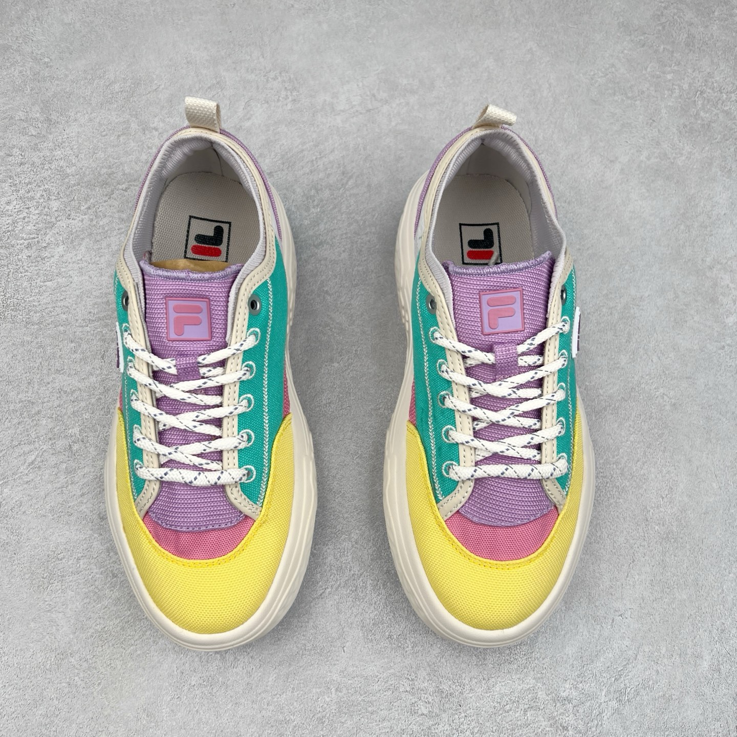 图片[2]-FILA ROCK 斐乐岩石鞋舒适百搭轻便耐磨透气减震低帮帆布鞋 FUSION 系列传承了 FILA 的百年基因，融入年轻运动及潮流文化，成为引领变革、创新突破的一代。以“1+N” 的跨界合作模式重现经典的同时创造经典。带来最出其不意的跨界合作惊喜。同时，FILAFUSION把FILA 的 DNA 融入到定制体验里，你可以随心制造厲于你的产品。FILA FUSION 的鞋家族涵盖了老爹鞋、跑步鞋、网球鞋、季节款。风格复古新潮，满足了时尚人士出行及各类运动的搭配需求，成为当下年轻人筷拥的鞋类品牌之一。FILA FUSION 走进年轻人的世界，通过年轻人运动，街舞，滑板，篮球，展现 FILA FUSION 的潮流态度和年轻文化。FILA FUSION 认为末来属于引领变革、创新突破的年轻一代，让我们一起构成 FILA 未来的蓝图吧！尺码：35.5 36 36.5 37.5 38 38.5 39 40 40.5 41 42 42.5 43 44 44.5 45 45.5-选品中心