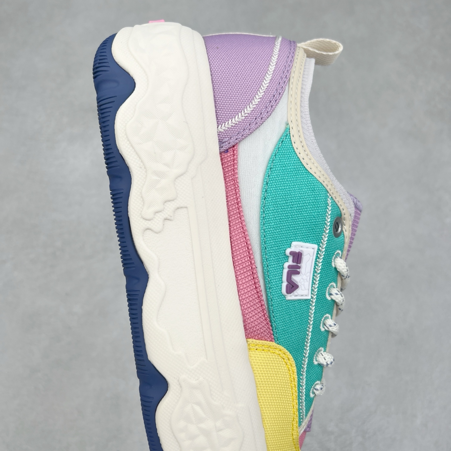 图片[6]-FILA ROCK 斐乐岩石鞋舒适百搭轻便耐磨透气减震低帮帆布鞋 FUSION 系列传承了 FILA 的百年基因，融入年轻运动及潮流文化，成为引领变革、创新突破的一代。以“1+N” 的跨界合作模式重现经典的同时创造经典。带来最出其不意的跨界合作惊喜。同时，FILAFUSION把FILA 的 DNA 融入到定制体验里，你可以随心制造厲于你的产品。FILA FUSION 的鞋家族涵盖了老爹鞋、跑步鞋、网球鞋、季节款。风格复古新潮，满足了时尚人士出行及各类运动的搭配需求，成为当下年轻人筷拥的鞋类品牌之一。FILA FUSION 走进年轻人的世界，通过年轻人运动，街舞，滑板，篮球，展现 FILA FUSION 的潮流态度和年轻文化。FILA FUSION 认为末来属于引领变革、创新突破的年轻一代，让我们一起构成 FILA 未来的蓝图吧！尺码：35.5 36 36.5 37.5 38 38.5 39 40 40.5 41 42 42.5 43 44 44.5 45 45.5-选品中心