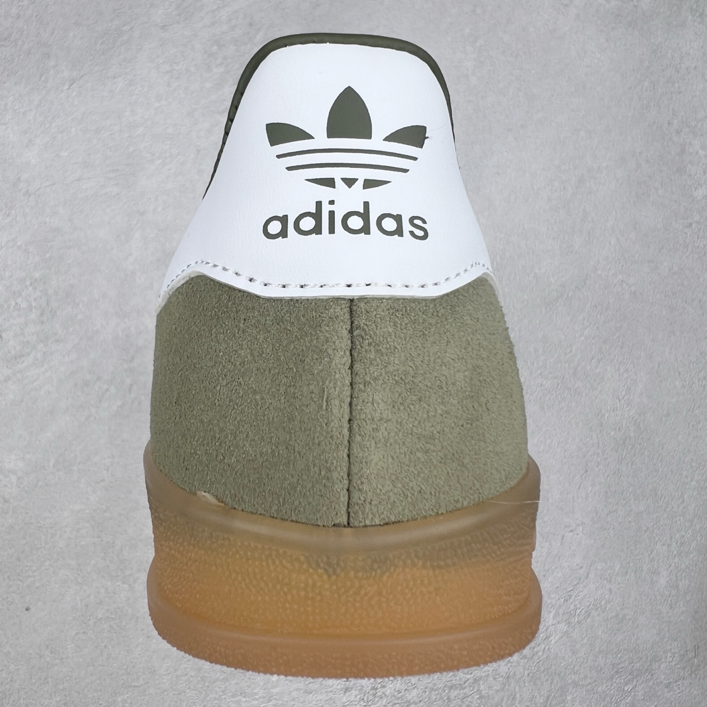 图片[8]-＃纯原福利 AD Original Gazelle Indoor Trainers 瞪羚室内鞋系列低帮复古百搭休闲运动德训风板鞋 JI2717 长期补货超性价比特供批次 原厂定制长毛翻毛皮组合环保纤维革鞋面材质 内置环保海玻璃鞋垫 外置RB橡胶大底 产品品控稳定性领先行业 原厂全套原楦原纸板冲刀磨具开发 原厂皮料加持 原厂港宝加持定型后跟R度完美 将复古进行到底 简约流畅 三十年不变经典 这款Gazelle运动鞋 无论面料、配色、质感或设计 都只在重现其1991年原款的经典 皮革鞋面 撞色三条纹和鞋跟标的设计 力求呈现90年代的经典复古风潮 Samba火热的同时 也带动了其它的复古鞋型 Gazelle便是其中一只 Gazelle Indoor拥有包边更宽的T字型鞋头 更好的保护运动员的前掌 浓浓的复古氛围感 非常适合现在流行的Cleanfit风格 尺码：35 36 36⅔ 37⅓ 38 38⅔ 39⅓ 40 40⅔ 41⅓ 42 42⅔ 43⅓ 44 44⅔ 45-选品中心