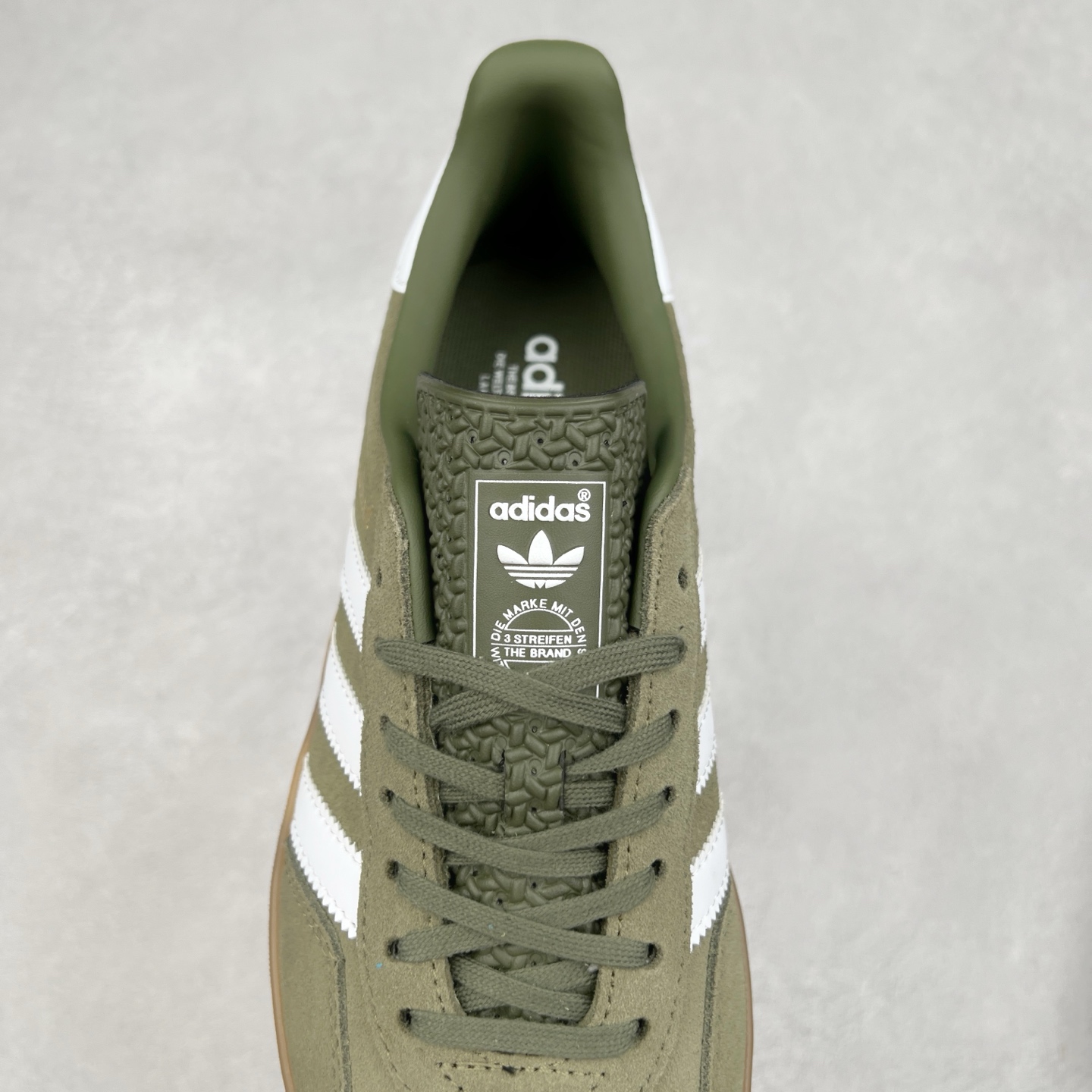 图片[5]-＃纯原福利 AD Original Gazelle Indoor Trainers 瞪羚室内鞋系列低帮复古百搭休闲运动德训风板鞋 JI2717 长期补货超性价比特供批次 原厂定制长毛翻毛皮组合环保纤维革鞋面材质 内置环保海玻璃鞋垫 外置RB橡胶大底 产品品控稳定性领先行业 原厂全套原楦原纸板冲刀磨具开发 原厂皮料加持 原厂港宝加持定型后跟R度完美 将复古进行到底 简约流畅 三十年不变经典 这款Gazelle运动鞋 无论面料、配色、质感或设计 都只在重现其1991年原款的经典 皮革鞋面 撞色三条纹和鞋跟标的设计 力求呈现90年代的经典复古风潮 Samba火热的同时 也带动了其它的复古鞋型 Gazelle便是其中一只 Gazelle Indoor拥有包边更宽的T字型鞋头 更好的保护运动员的前掌 浓浓的复古氛围感 非常适合现在流行的Cleanfit风格 尺码：35 36 36⅔ 37⅓ 38 38⅔ 39⅓ 40 40⅔ 41⅓ 42 42⅔ 43⅓ 44 44⅔ 45-选品中心