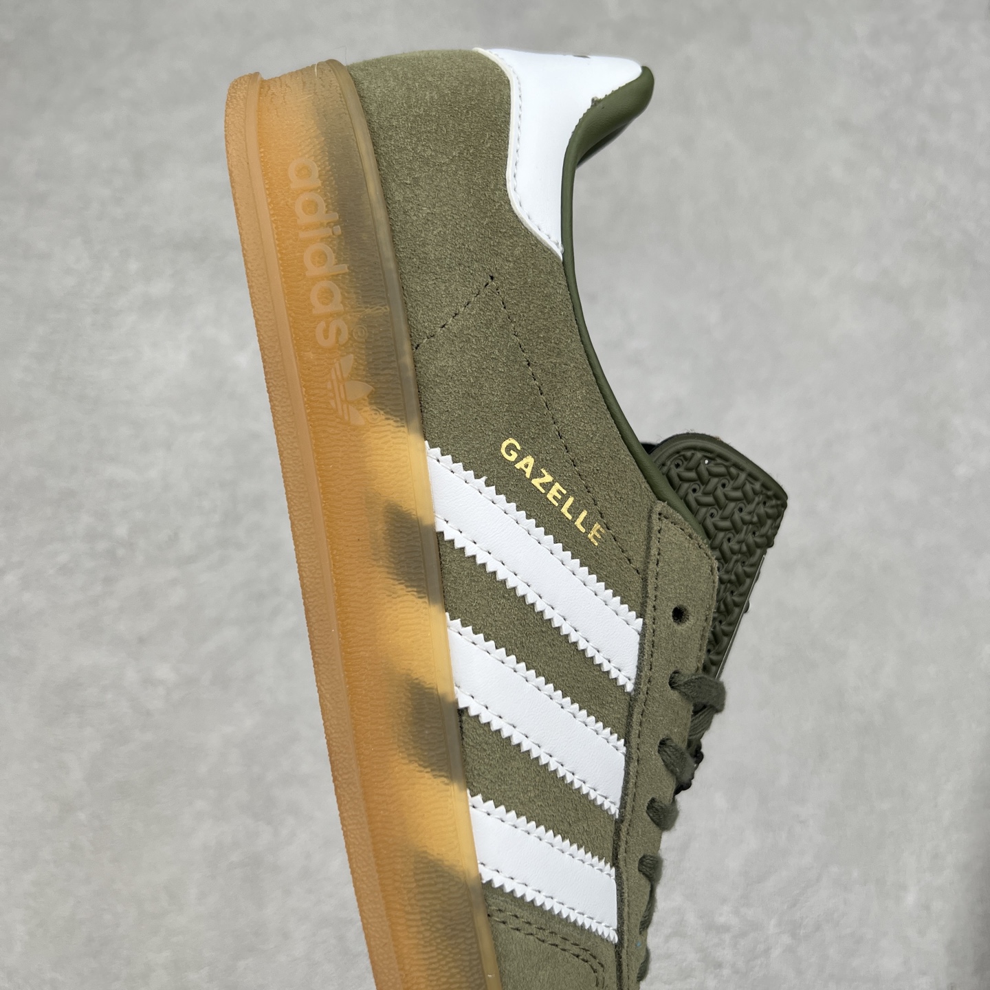 图片[6]-＃纯原福利 AD Original Gazelle Indoor Trainers 瞪羚室内鞋系列低帮复古百搭休闲运动德训风板鞋 JI2717 长期补货超性价比特供批次 原厂定制长毛翻毛皮组合环保纤维革鞋面材质 内置环保海玻璃鞋垫 外置RB橡胶大底 产品品控稳定性领先行业 原厂全套原楦原纸板冲刀磨具开发 原厂皮料加持 原厂港宝加持定型后跟R度完美 将复古进行到底 简约流畅 三十年不变经典 这款Gazelle运动鞋 无论面料、配色、质感或设计 都只在重现其1991年原款的经典 皮革鞋面 撞色三条纹和鞋跟标的设计 力求呈现90年代的经典复古风潮 Samba火热的同时 也带动了其它的复古鞋型 Gazelle便是其中一只 Gazelle Indoor拥有包边更宽的T字型鞋头 更好的保护运动员的前掌 浓浓的复古氛围感 非常适合现在流行的Cleanfit风格 尺码：35 36 36⅔ 37⅓ 38 38⅔ 39⅓ 40 40⅔ 41⅓ 42 42⅔ 43⅓ 44 44⅔ 45-选品中心