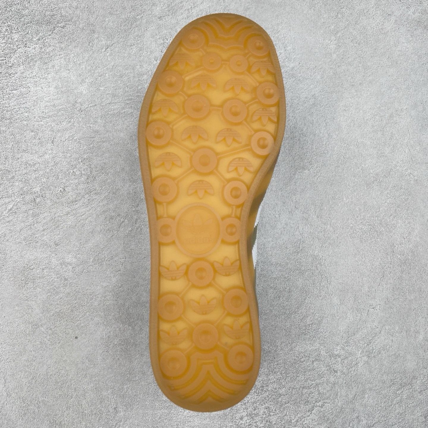 图片[9]-＃纯原福利 AD Original Gazelle Indoor Trainers 瞪羚室内鞋系列低帮复古百搭休闲运动德训风板鞋 JI2717 长期补货超性价比特供批次 原厂定制长毛翻毛皮组合环保纤维革鞋面材质 内置环保海玻璃鞋垫 外置RB橡胶大底 产品品控稳定性领先行业 原厂全套原楦原纸板冲刀磨具开发 原厂皮料加持 原厂港宝加持定型后跟R度完美 将复古进行到底 简约流畅 三十年不变经典 这款Gazelle运动鞋 无论面料、配色、质感或设计 都只在重现其1991年原款的经典 皮革鞋面 撞色三条纹和鞋跟标的设计 力求呈现90年代的经典复古风潮 Samba火热的同时 也带动了其它的复古鞋型 Gazelle便是其中一只 Gazelle Indoor拥有包边更宽的T字型鞋头 更好的保护运动员的前掌 浓浓的复古氛围感 非常适合现在流行的Cleanfit风格 尺码：35 36 36⅔ 37⅓ 38 38⅔ 39⅓ 40 40⅔ 41⅓ 42 42⅔ 43⅓ 44 44⅔ 45-选品中心