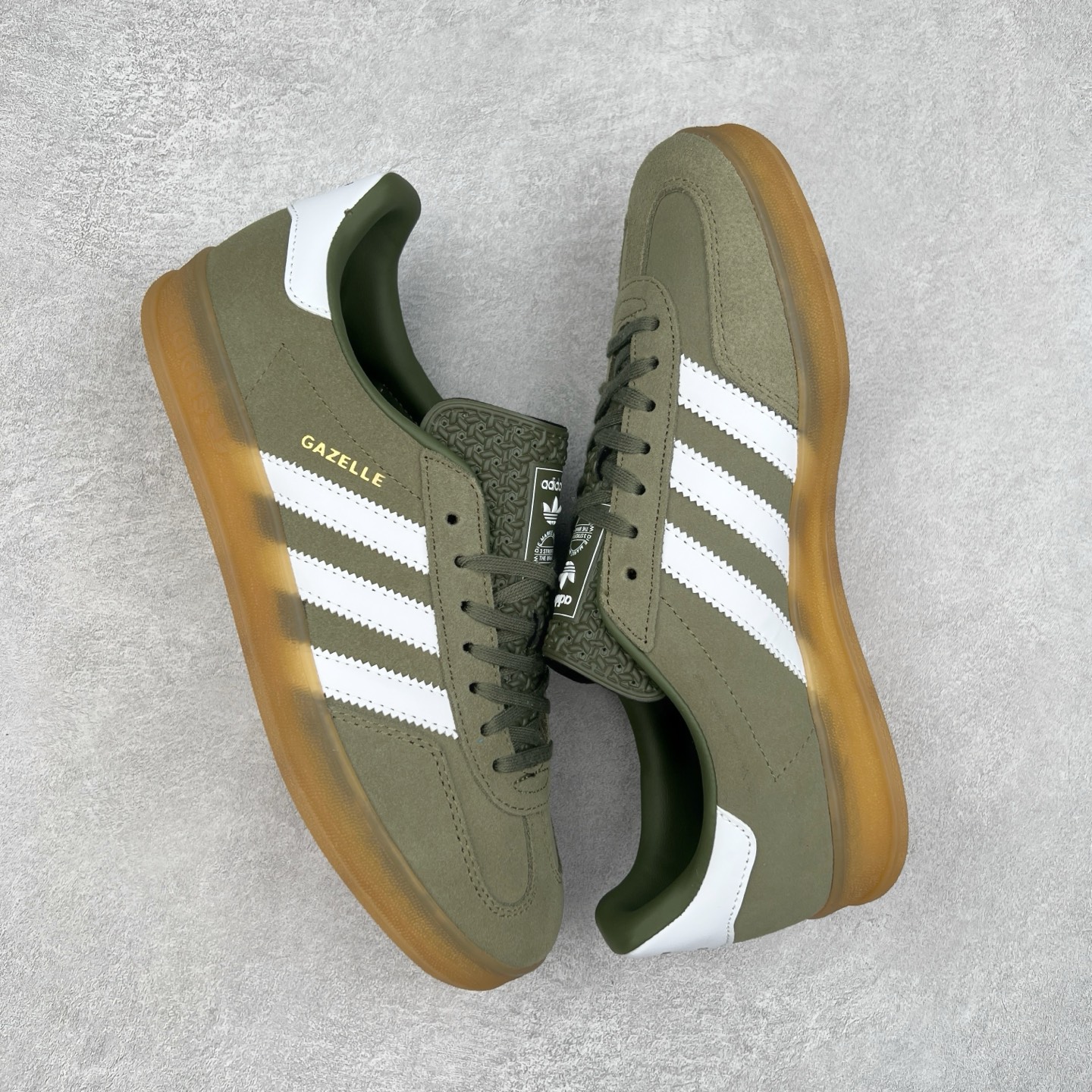 图片[3]-＃纯原福利 AD Original Gazelle Indoor Trainers 瞪羚室内鞋系列低帮复古百搭休闲运动德训风板鞋 JI2717 长期补货超性价比特供批次 原厂定制长毛翻毛皮组合环保纤维革鞋面材质 内置环保海玻璃鞋垫 外置RB橡胶大底 产品品控稳定性领先行业 原厂全套原楦原纸板冲刀磨具开发 原厂皮料加持 原厂港宝加持定型后跟R度完美 将复古进行到底 简约流畅 三十年不变经典 这款Gazelle运动鞋 无论面料、配色、质感或设计 都只在重现其1991年原款的经典 皮革鞋面 撞色三条纹和鞋跟标的设计 力求呈现90年代的经典复古风潮 Samba火热的同时 也带动了其它的复古鞋型 Gazelle便是其中一只 Gazelle Indoor拥有包边更宽的T字型鞋头 更好的保护运动员的前掌 浓浓的复古氛围感 非常适合现在流行的Cleanfit风格 尺码：35 36 36⅔ 37⅓ 38 38⅔ 39⅓ 40 40⅔ 41⅓ 42 42⅔ 43⅓ 44 44⅔ 45-选品中心