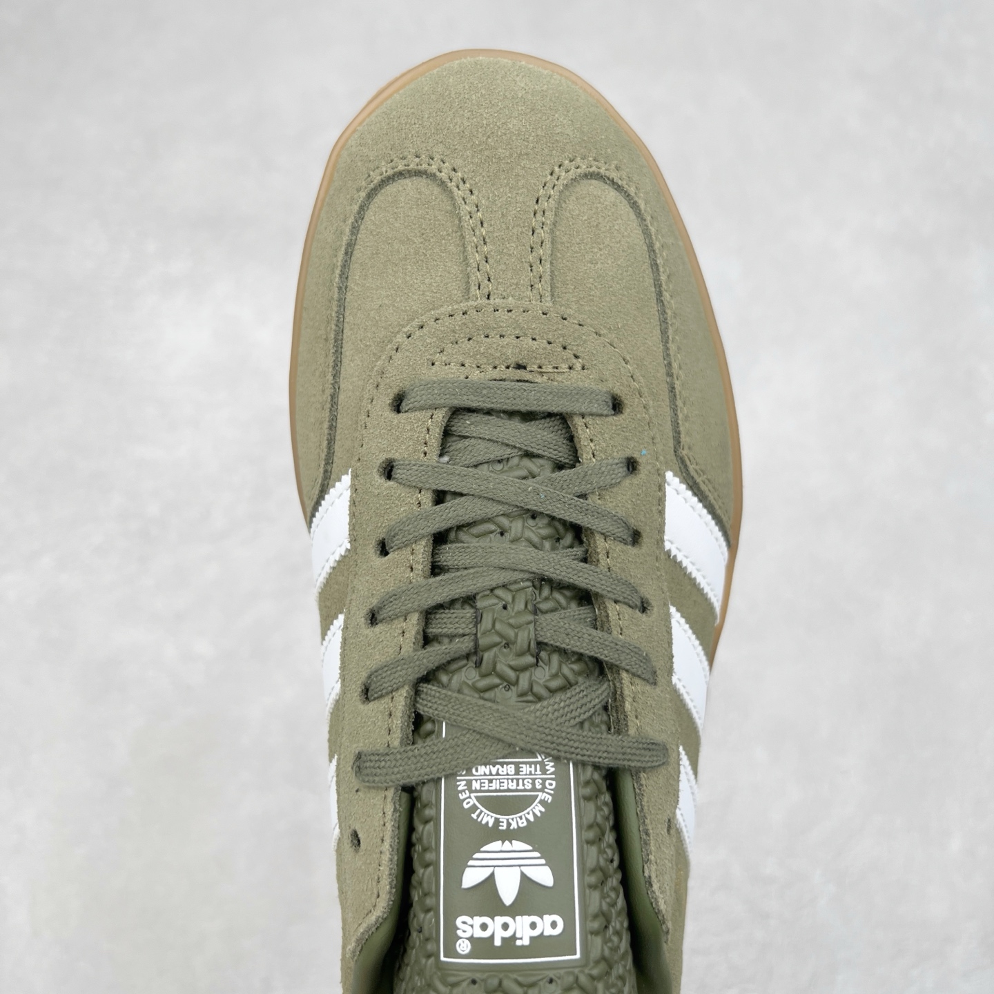 图片[4]-＃纯原福利 AD Original Gazelle Indoor Trainers 瞪羚室内鞋系列低帮复古百搭休闲运动德训风板鞋 JI2717 长期补货超性价比特供批次 原厂定制长毛翻毛皮组合环保纤维革鞋面材质 内置环保海玻璃鞋垫 外置RB橡胶大底 产品品控稳定性领先行业 原厂全套原楦原纸板冲刀磨具开发 原厂皮料加持 原厂港宝加持定型后跟R度完美 将复古进行到底 简约流畅 三十年不变经典 这款Gazelle运动鞋 无论面料、配色、质感或设计 都只在重现其1991年原款的经典 皮革鞋面 撞色三条纹和鞋跟标的设计 力求呈现90年代的经典复古风潮 Samba火热的同时 也带动了其它的复古鞋型 Gazelle便是其中一只 Gazelle Indoor拥有包边更宽的T字型鞋头 更好的保护运动员的前掌 浓浓的复古氛围感 非常适合现在流行的Cleanfit风格 尺码：35 36 36⅔ 37⅓ 38 38⅔ 39⅓ 40 40⅔ 41⅓ 42 42⅔ 43⅓ 44 44⅔ 45-选品中心