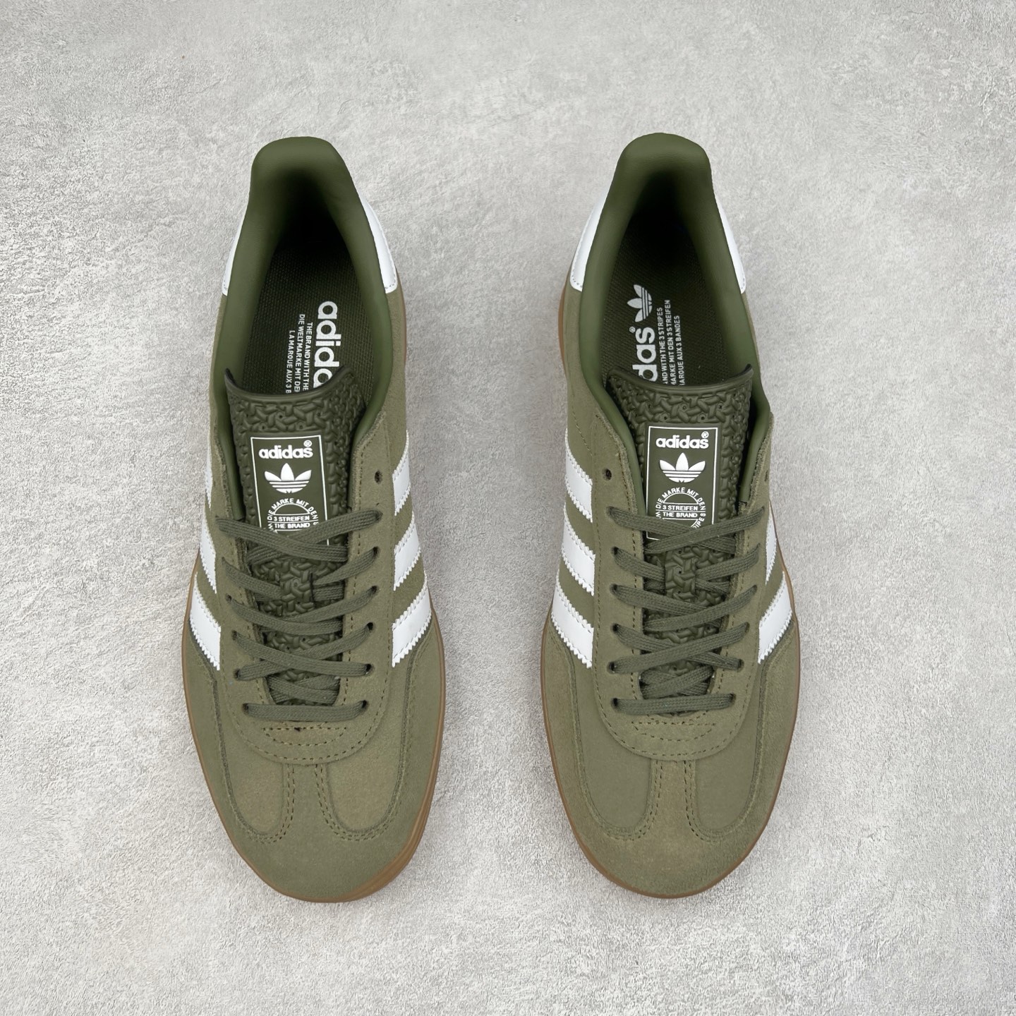 图片[2]-＃纯原福利 AD Original Gazelle Indoor Trainers 瞪羚室内鞋系列低帮复古百搭休闲运动德训风板鞋 JI2717 长期补货超性价比特供批次 原厂定制长毛翻毛皮组合环保纤维革鞋面材质 内置环保海玻璃鞋垫 外置RB橡胶大底 产品品控稳定性领先行业 原厂全套原楦原纸板冲刀磨具开发 原厂皮料加持 原厂港宝加持定型后跟R度完美 将复古进行到底 简约流畅 三十年不变经典 这款Gazelle运动鞋 无论面料、配色、质感或设计 都只在重现其1991年原款的经典 皮革鞋面 撞色三条纹和鞋跟标的设计 力求呈现90年代的经典复古风潮 Samba火热的同时 也带动了其它的复古鞋型 Gazelle便是其中一只 Gazelle Indoor拥有包边更宽的T字型鞋头 更好的保护运动员的前掌 浓浓的复古氛围感 非常适合现在流行的Cleanfit风格 尺码：35 36 36⅔ 37⅓ 38 38⅔ 39⅓ 40 40⅔ 41⅓ 42 42⅔ 43⅓ 44 44⅔ 45-选品中心