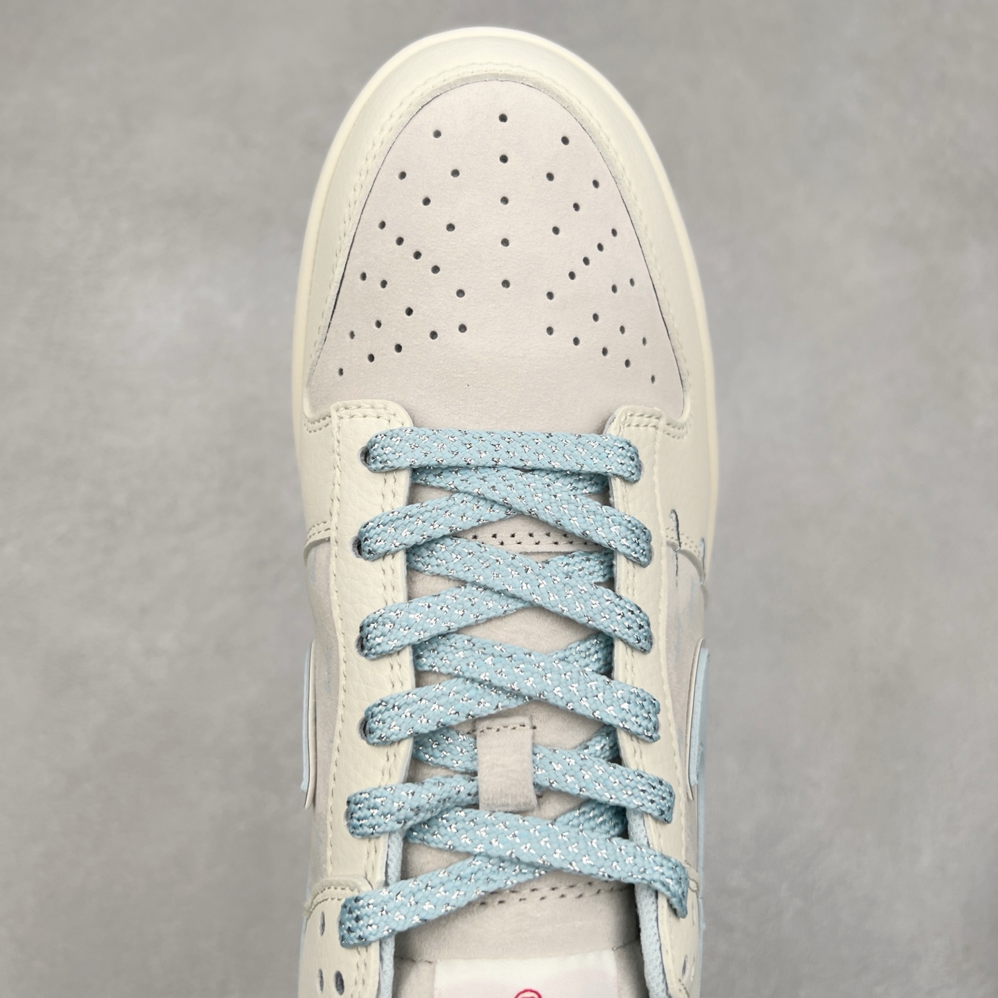 图片[4]-NK Dunk Low 定制配色 XY2026-101 大厂出品 极力推荐 原装头层材料 独家版型蒸餾加工帶來的是更好的视觉和脚感体验大厂纯原品质出货 清洁度 电绣工艺 皮料切割干净无任何毛边 细节完美 实拍调校N版已经零色差零失真 百分百还原实物色彩所见即所得 不存在货不对板色差等低级问题 选购参考实物拍摄 不混卖不参货 只用心做好货严格选品 承诺混一赔十 尺码：36 36.5 37.5 38 38.5 39 40 40.5 41 42 42.5 43 44 44.5 45-选品中心