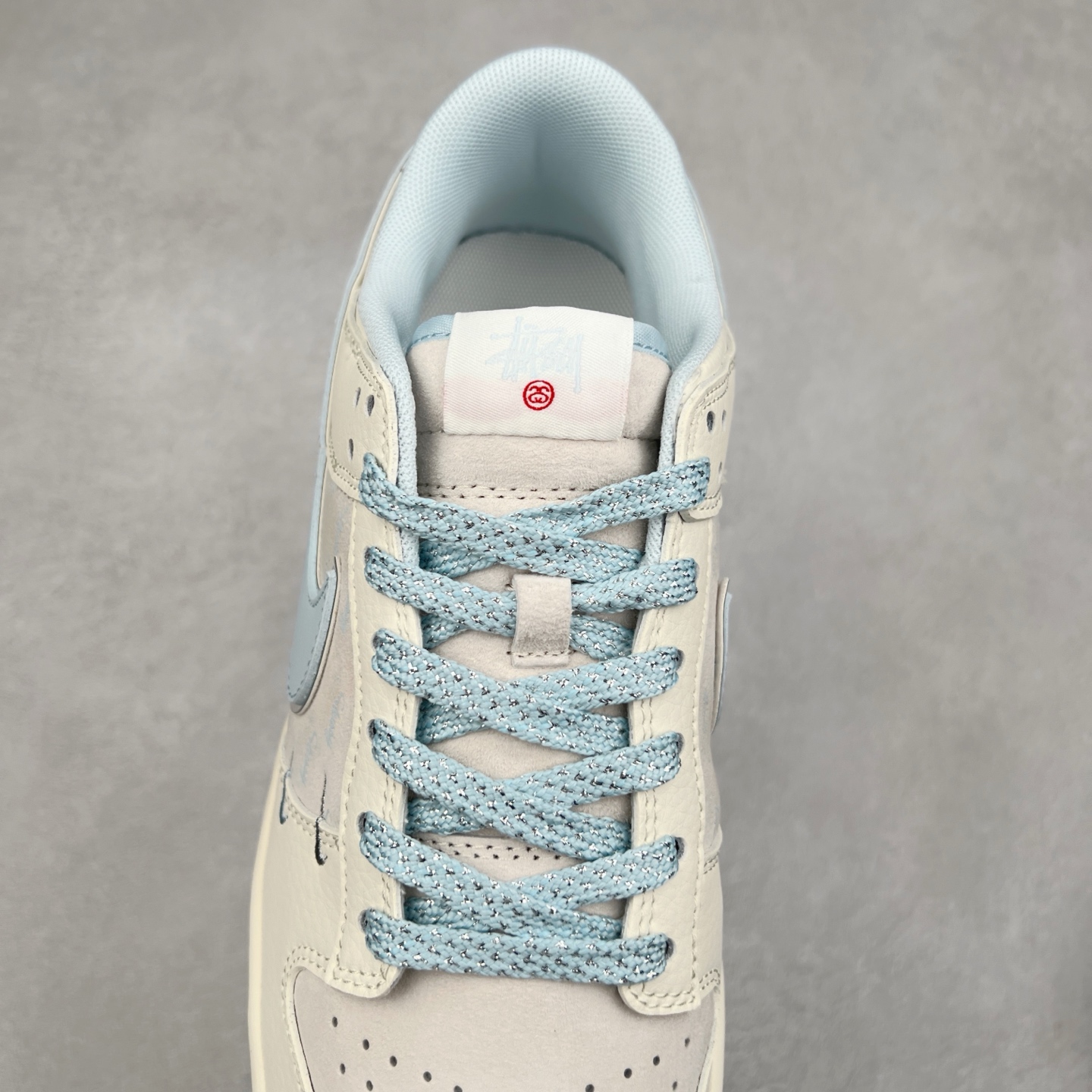 图片[5]-NK Dunk Low 定制配色 XY2026-101 大厂出品 极力推荐 原装头层材料 独家版型蒸餾加工帶來的是更好的视觉和脚感体验大厂纯原品质出货 清洁度 电绣工艺 皮料切割干净无任何毛边 细节完美 实拍调校N版已经零色差零失真 百分百还原实物色彩所见即所得 不存在货不对板色差等低级问题 选购参考实物拍摄 不混卖不参货 只用心做好货严格选品 承诺混一赔十 尺码：36 36.5 37.5 38 38.5 39 40 40.5 41 42 42.5 43 44 44.5 45-选品中心