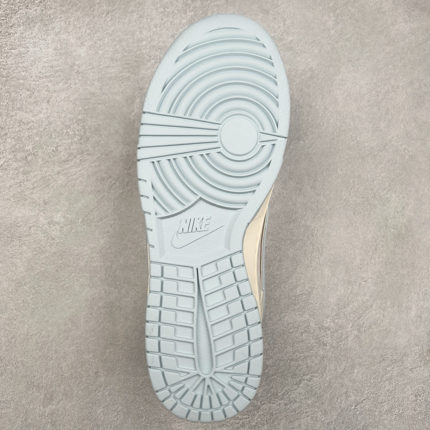 图片[9]-NK Dunk Low 定制配色 XY2026-101 大厂出品 极力推荐 原装头层材料 独家版型蒸餾加工帶來的是更好的视觉和脚感体验大厂纯原品质出货 清洁度 电绣工艺 皮料切割干净无任何毛边 细节完美 实拍调校N版已经零色差零失真 百分百还原实物色彩所见即所得 不存在货不对板色差等低级问题 选购参考实物拍摄 不混卖不参货 只用心做好货严格选品 承诺混一赔十 尺码：36 36.5 37.5 38 38.5 39 40 40.5 41 42 42.5 43 44 44.5 45-选品中心