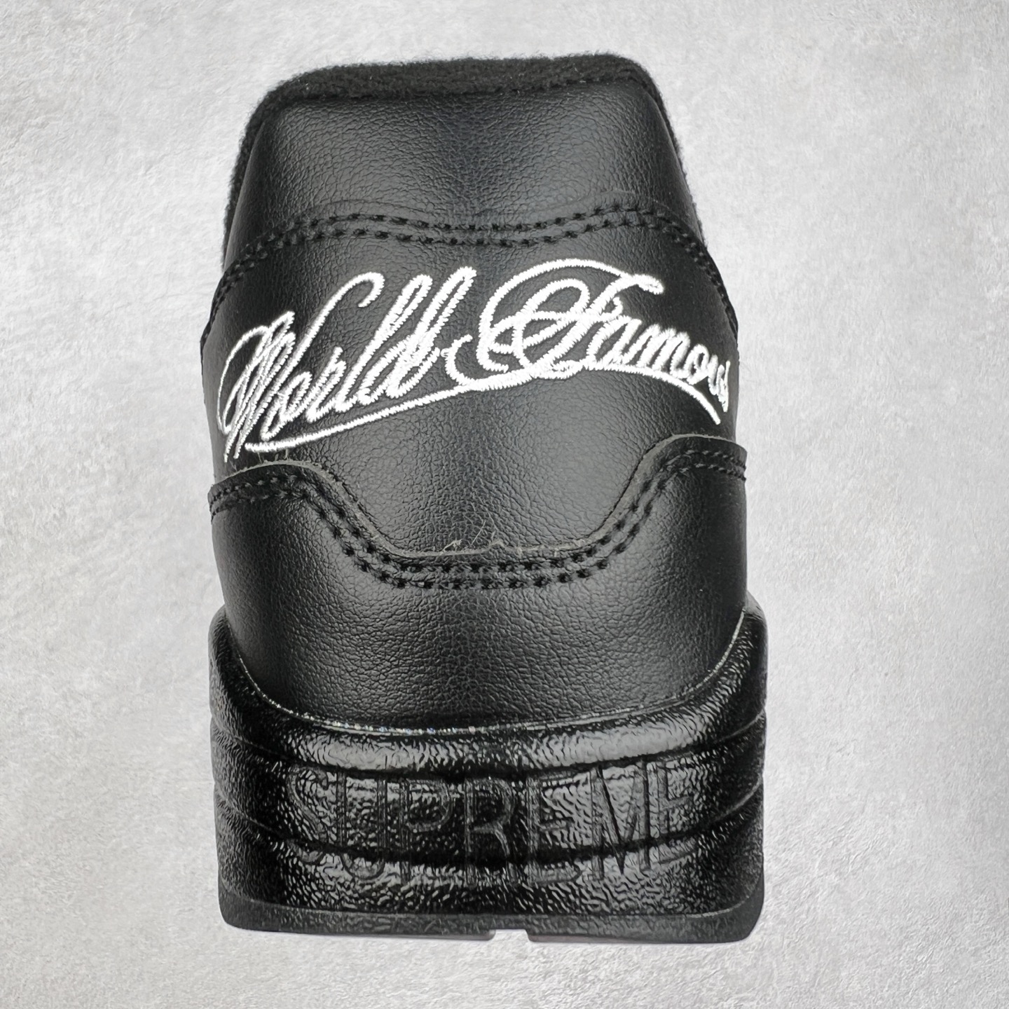 图片[8]-NK Air Max 1 初代复古气垫慢跑鞋 HF8813-001 由Tinker Hatfeld和Mark Parker在1987年设计 灵感来自于巴黎蓬皮杜中心 在参观了蓬皮杜中心之后提出了Air Max的标志性开窗可视气垫的理念 并将其实际开发成功 是NK史上第一双可视气垫跑鞋 凭借着Air Max气垫带来的舒适脚感和鞋面面料上的不断精进才使得Air Max 1在现如今都是复古慢跑鞋的首选 深厚的历史渊源 独特的流线形设计 极为复古的外观使得它深受鞋迷的喜爱 尺码：36 36.5 37.5 38 38.5 39 40 40.5 41 42 42.5 43 44 44.5 45-选品中心